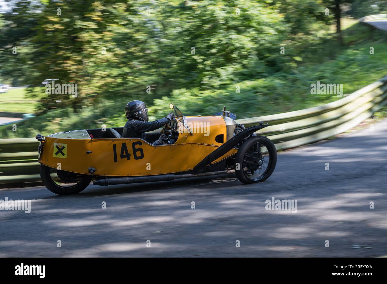 V.S.C.C. Prescott Speed Hill Climb, Prescott Hill, Gotherington, Gloucestershire, Angleterre, ROYAUME-UNI. 5 et 6 août 2023. Les membres du Vintage Sports car Club (V.S.C.C.) participant au championnat de vitesse de la ronde 5 des clubs à l'historique colline de Prescott. Cet événement de deux jours (essais du samedi / course du dimanche) avec plus de 250 voitures en action tout au long du week-end, fabriquées dès les années 10 et jusqu'à la fin des années 30 pour les voitures de sport et berlines et les voitures de course pré-1941 et gamme de l'Austin 7, Bugatti, Ford modèle A etc.cet événement est exécuté en utilisant le parcours court, (880 yards/804,7 m) et Banque D'Images