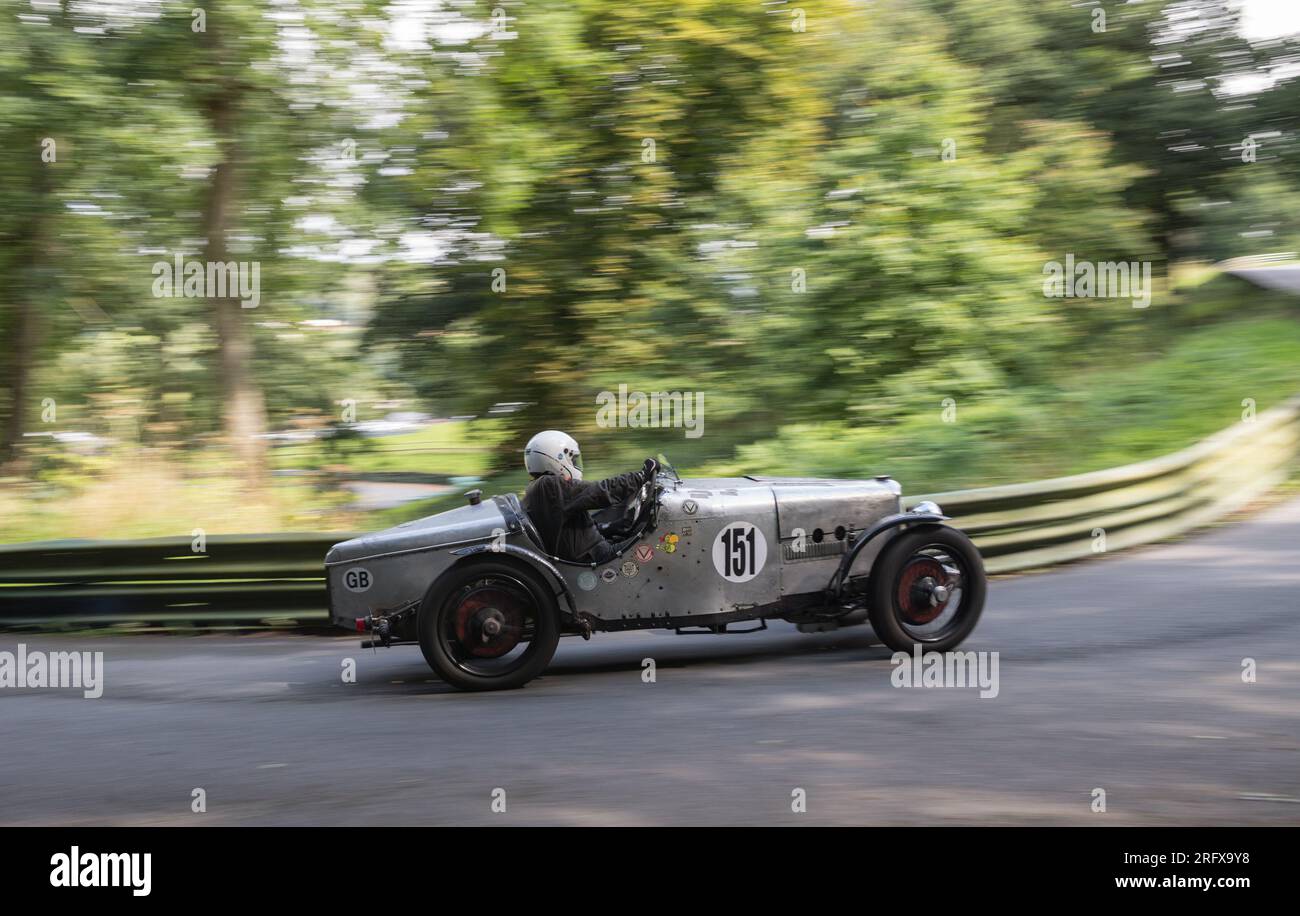 V.S.C.C. Prescott Speed Hill Climb, Prescott Hill, Gotherington, Gloucestershire, Angleterre, ROYAUME-UNI. 5 et 6 août 2023. Les membres du Vintage Sports car Club (V.S.C.C.) participant au championnat de vitesse de la ronde 5 des clubs à l'historique colline de Prescott. Cet événement de deux jours (essais du samedi / course du dimanche) avec plus de 250 voitures en action tout au long du week-end, fabriquées dès les années 10 et jusqu'à la fin des années 30 pour les voitures de sport et berlines et les voitures de course pré-1941 et gamme de l'Austin 7, Bugatti, Ford modèle A etc.cet événement est exécuté en utilisant le parcours court, (880 yards/804,7 m) et Banque D'Images