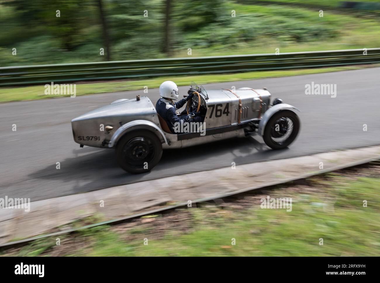 V.S.C.C. Prescott Speed Hill Climb, Prescott Hill, Gotherington, Gloucestershire, Angleterre, ROYAUME-UNI. 5 et 6 août 2023. Les membres du Vintage Sports car Club (V.S.C.C.) participant au championnat de vitesse de la ronde 5 des clubs à l'historique colline de Prescott. Cet événement de deux jours (essais du samedi / course du dimanche) avec plus de 250 voitures en action tout au long du week-end, fabriquées dès les années 10 et jusqu'à la fin des années 30 pour les voitures de sport et berlines et les voitures de course pré-1941 et gamme de l'Austin 7, Bugatti, Ford modèle A etc.cet événement est exécuté en utilisant le parcours court, (880 yards/804,7 m) et Banque D'Images