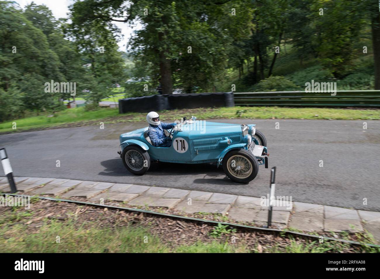 V.S.C.C. Prescott Speed Hill Climb, Prescott Hill, Gotherington, Gloucestershire, Angleterre, ROYAUME-UNI. 5 et 6 août 2023. Les membres du Vintage Sports car Club (V.S.C.C.) participant au championnat de vitesse de la ronde 5 des clubs à l'historique colline de Prescott. Cet événement de deux jours (essais du samedi / course du dimanche) avec plus de 250 voitures en action tout au long du week-end, fabriquées dès les années 10 et jusqu'à la fin des années 30 pour les voitures de sport et berlines et les voitures de course pré-1941 et gamme de l'Austin 7, Bugatti, Ford modèle A etc.cet événement est exécuté en utilisant le parcours court, (880 yards/804,7 m) et Banque D'Images