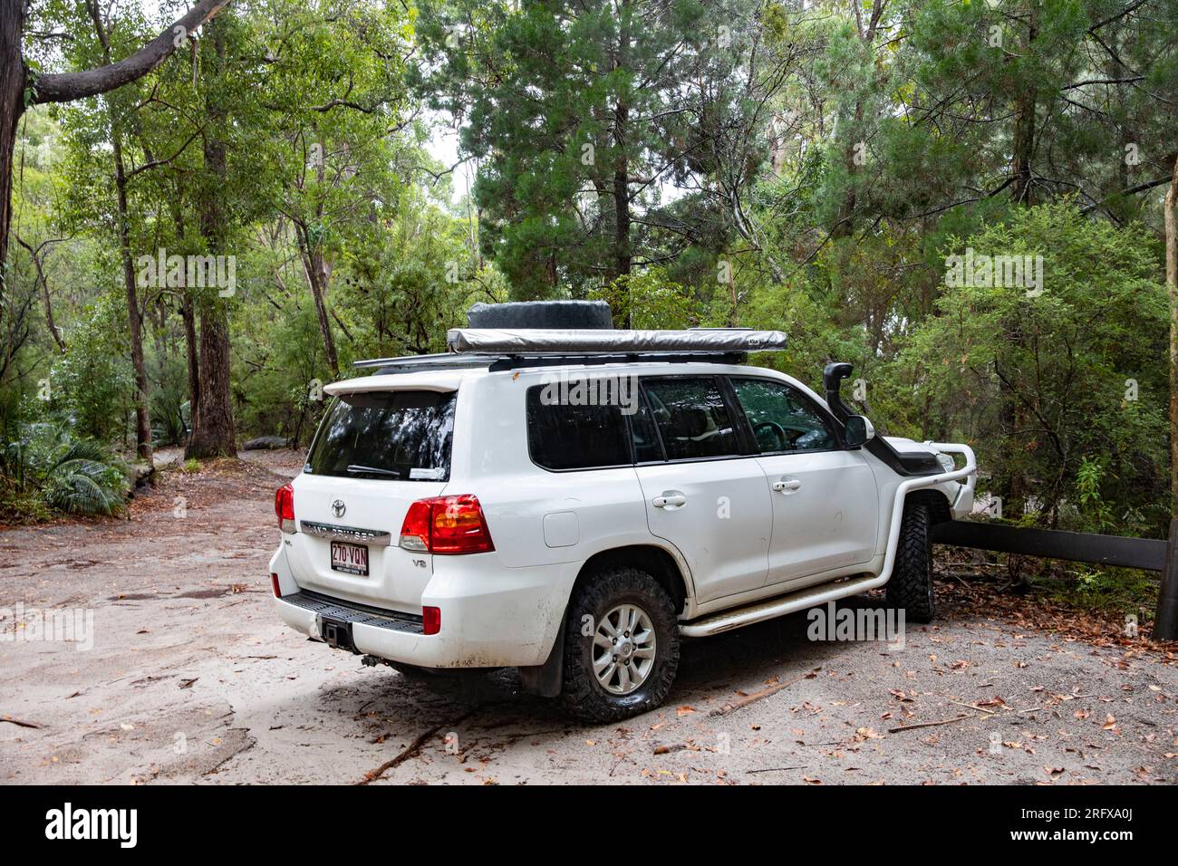 Toyota Landcruiser 4WD 4x4 stationné sur le sable sur Fraser Island, Queensland, Australie Banque D'Images