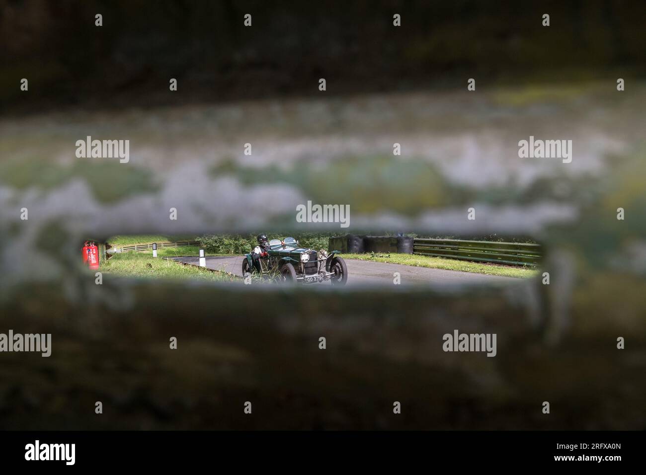 V.S.C.C. Prescott Speed Hill Climb, Prescott Hill, Gotherington, Gloucestershire, Angleterre, ROYAUME-UNI. 5 et 6 août 2023. Les membres du Vintage Sports car Club (V.S.C.C.) participant au championnat de vitesse de la ronde 5 des clubs à l'historique colline de Prescott. Cet événement de deux jours (essais du samedi / course du dimanche) avec plus de 250 voitures en action tout au long du week-end, fabriquées dès les années 10 et jusqu'à la fin des années 30 pour les voitures de sport et berlines et les voitures de course pré-1941 et gamme de l'Austin 7, Bugatti, Ford modèle A etc.cet événement est exécuté en utilisant le parcours court, (880 yards/804,7 m) et Banque D'Images