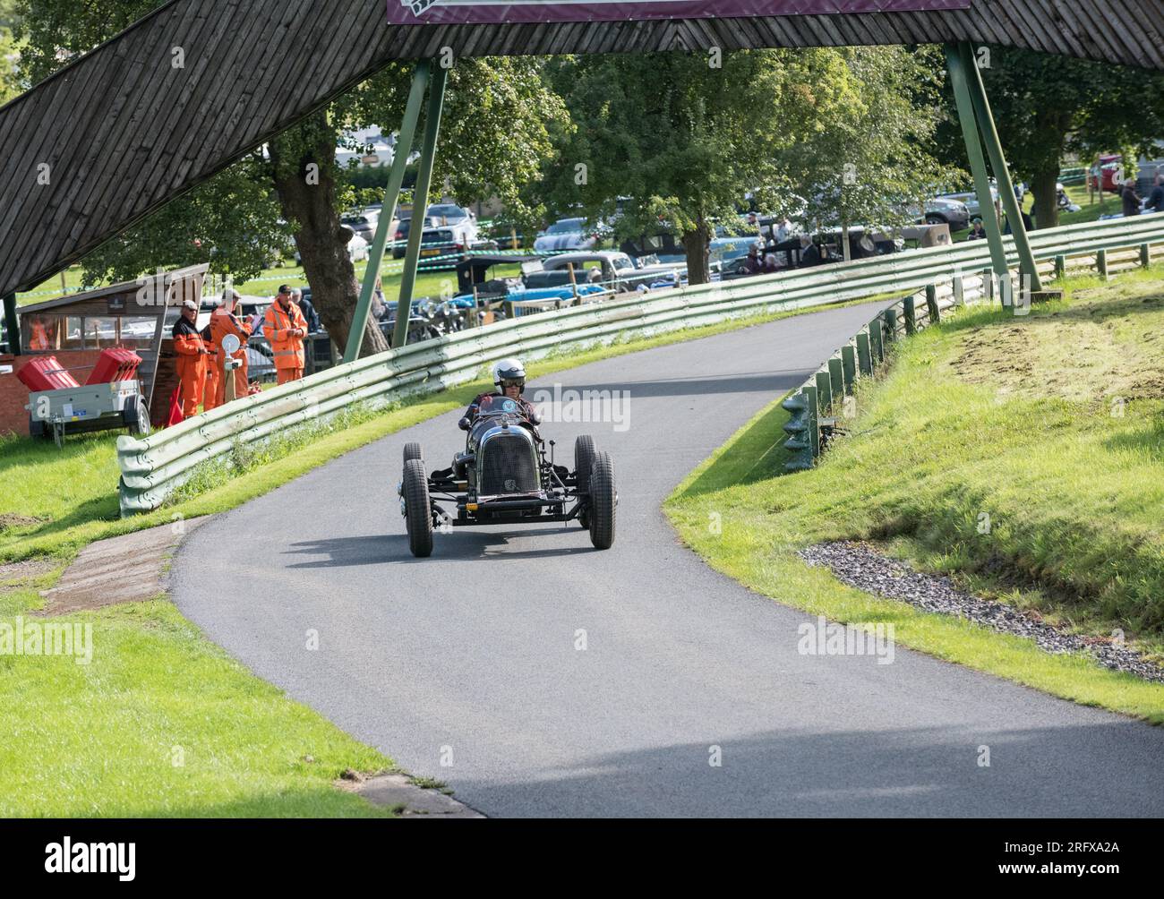 V.S.C.C. Prescott Speed Hill Climb, Prescott Hill, Gotherington, Gloucestershire, Angleterre, ROYAUME-UNI. 5 et 6 août 2023. Les membres du Vintage Sports car Club (V.S.C.C.) participant au championnat de vitesse de la ronde 5 des clubs à l'historique colline de Prescott. Cet événement de deux jours (essais du samedi / course du dimanche) avec plus de 250 voitures en action tout au long du week-end, fabriquées dès les années 10 et jusqu'à la fin des années 30 pour les voitures de sport et berlines et les voitures de course pré-1941 et gamme de l'Austin 7, Bugatti, Ford modèle A etc.cet événement est exécuté en utilisant le parcours court, (880 yards/804,7 m) et Banque D'Images