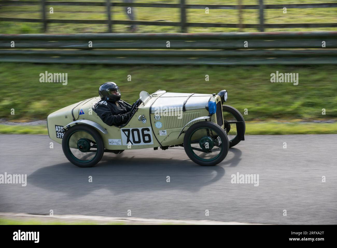 V.S.C.C. Prescott Speed Hill Climb, Prescott Hill, Gotherington, Gloucestershire, Angleterre, ROYAUME-UNI. 5 et 6 août 2023. Les membres du Vintage Sports car Club (V.S.C.C.) participant au championnat de vitesse de la ronde 5 des clubs à l'historique colline de Prescott. Cet événement de deux jours (essais du samedi / course du dimanche) avec plus de 250 voitures en action tout au long du week-end, fabriquées dès les années 10 et jusqu'à la fin des années 30 pour les voitures de sport et berlines et les voitures de course pré-1941 et gamme de l'Austin 7, Bugatti, Ford modèle A etc.cet événement est exécuté en utilisant le parcours court, (880 yards/804,7 m) et Banque D'Images
