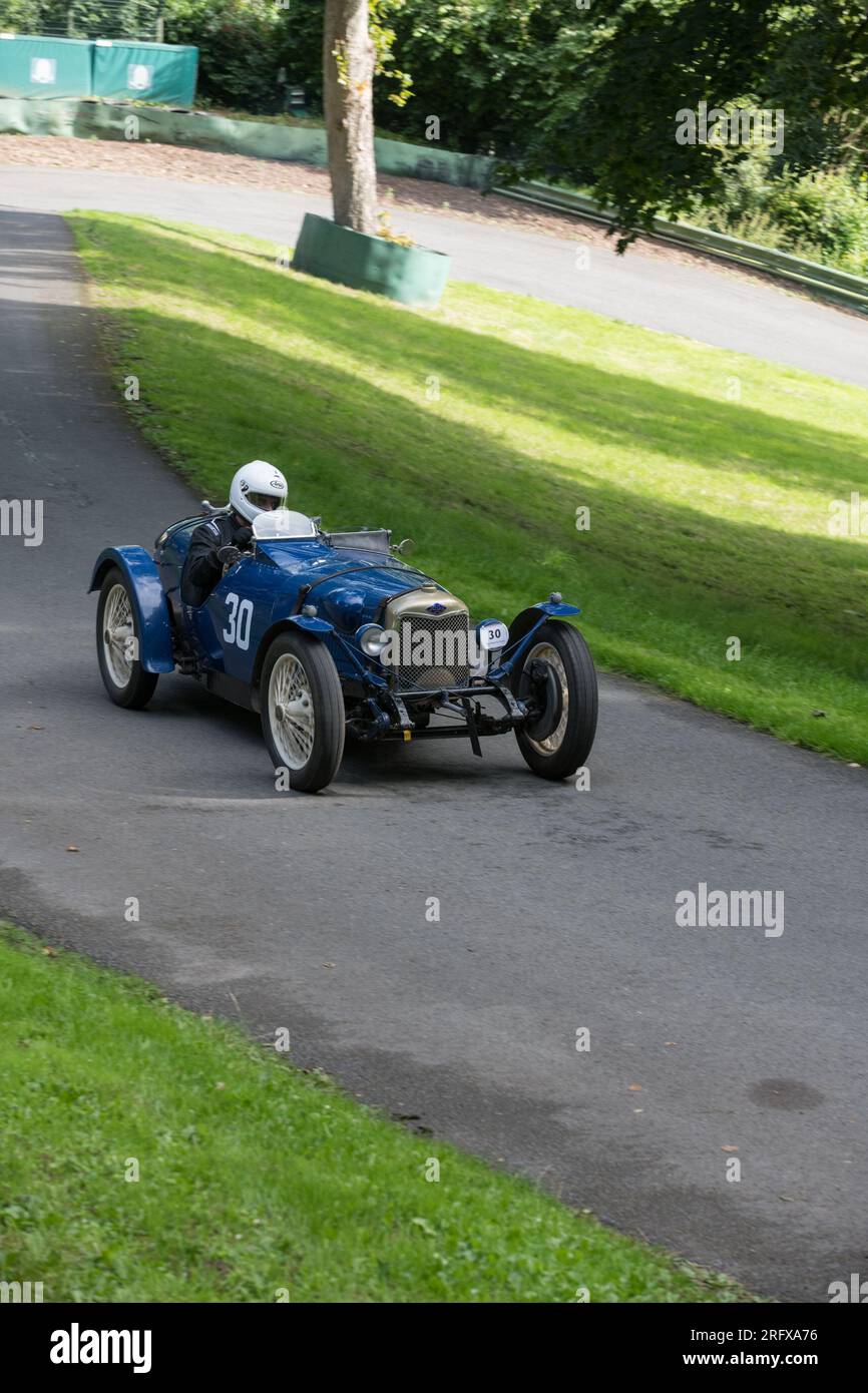 V.S.C.C. Prescott Speed Hill Climb, Prescott Hill, Gotherington, Gloucestershire, Angleterre, ROYAUME-UNI. 5 et 6 août 2023. Les membres du Vintage Sports car Club (V.S.C.C.) participant au championnat de vitesse de la ronde 5 des clubs à l'historique colline de Prescott. Cet événement de deux jours (essais du samedi / course du dimanche) avec plus de 250 voitures en action tout au long du week-end, fabriquées dès les années 10 et jusqu'à la fin des années 30 pour les voitures de sport et berlines et les voitures de course pré-1941 et gamme de l'Austin 7, Bugatti, Ford modèle A etc.cet événement est exécuté en utilisant le parcours court, (880 yards/804,7 m) et Banque D'Images
