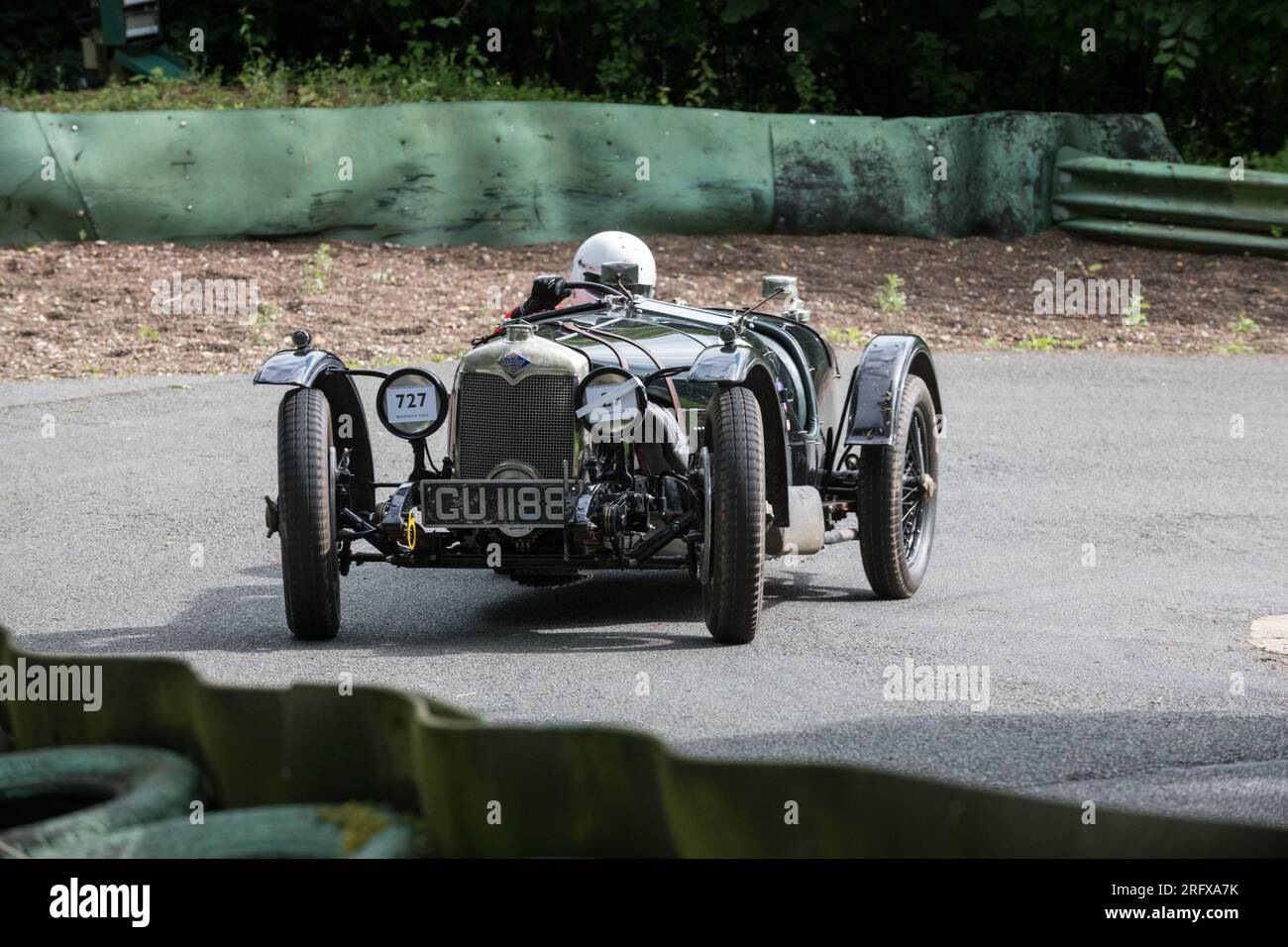V.S.C.C. Prescott Speed Hill Climb, Prescott Hill, Gotherington, Gloucestershire, Angleterre, ROYAUME-UNI. 5 et 6 août 2023. Les membres du Vintage Sports car Club (V.S.C.C.) participant au championnat de vitesse de la ronde 5 des clubs à l'historique colline de Prescott. Cet événement de deux jours (essais du samedi / course du dimanche) avec plus de 250 voitures en action tout au long du week-end, fabriquées dès les années 10 et jusqu'à la fin des années 30 pour les voitures de sport et berlines et les voitures de course pré-1941 et gamme de l'Austin 7, Bugatti, Ford modèle A etc.cet événement est exécuté en utilisant le parcours court, (880 yards/804,7 m) et Banque D'Images