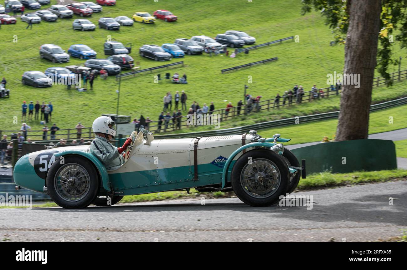 V.S.C.C. Prescott Speed Hill Climb, Prescott Hill, Gotherington, Gloucestershire, Angleterre, ROYAUME-UNI. 5 et 6 août 2023. Les membres du Vintage Sports car Club (V.S.C.C.) participant au championnat de vitesse de la ronde 5 des clubs à l'historique colline de Prescott. Cet événement de deux jours (essais du samedi / course du dimanche) avec plus de 250 voitures en action tout au long du week-end, fabriquées dès les années 10 et jusqu'à la fin des années 30 pour les voitures de sport et berlines et les voitures de course pré-1941 et gamme de l'Austin 7, Bugatti, Ford modèle A etc.cet événement est exécuté en utilisant le parcours court, (880 yards/804,7 m) et Banque D'Images