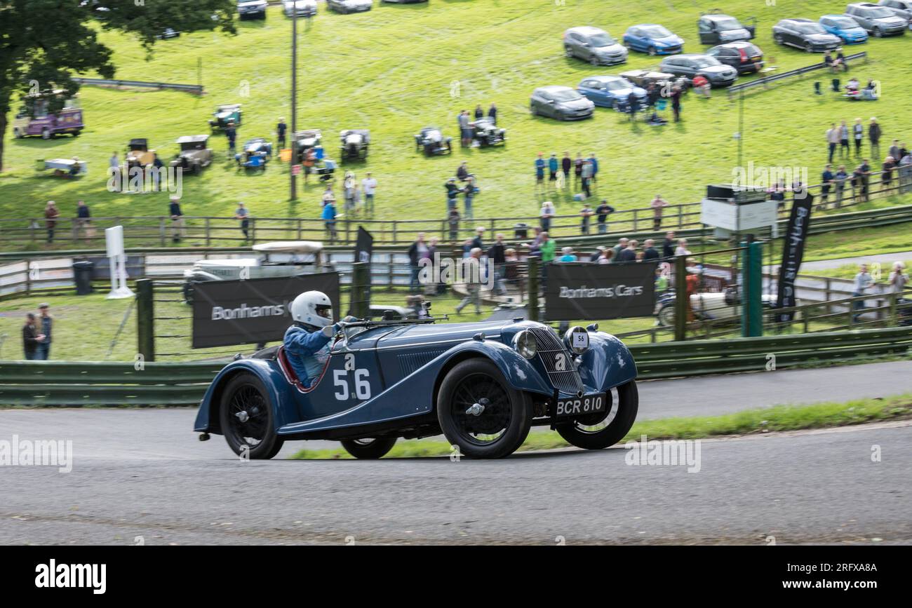 V.S.C.C. Prescott Speed Hill Climb, Prescott Hill, Gotherington, Gloucestershire, Angleterre, ROYAUME-UNI. 5 et 6 août 2023. Les membres du Vintage Sports car Club (V.S.C.C.) participant au championnat de vitesse de la ronde 5 des clubs à l'historique colline de Prescott. Cet événement de deux jours (essais du samedi / course du dimanche) avec plus de 250 voitures en action tout au long du week-end, fabriquées dès les années 10 et jusqu'à la fin des années 30 pour les voitures de sport et berlines et les voitures de course pré-1941 et gamme de l'Austin 7, Bugatti, Ford modèle A etc.cet événement est exécuté en utilisant le parcours court, (880 yards/804,7 m) et Banque D'Images