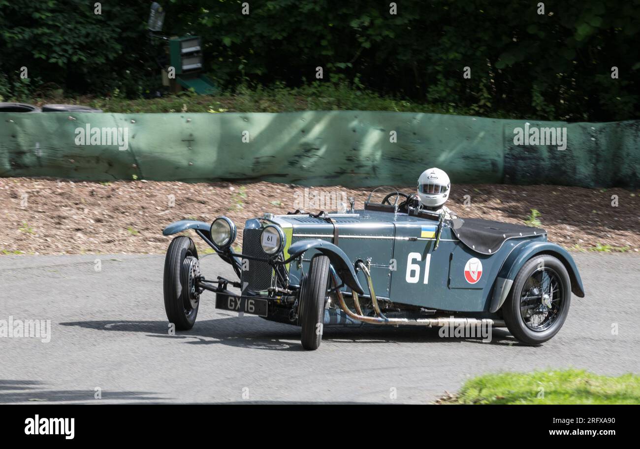 V.S.C.C. Prescott Speed Hill Climb, Prescott Hill, Gotherington, Gloucestershire, Angleterre, ROYAUME-UNI. 5 et 6 août 2023. Les membres du Vintage Sports car Club (V.S.C.C.) participant au championnat de vitesse de la ronde 5 des clubs à l'historique colline de Prescott. Cet événement de deux jours (essais du samedi / course du dimanche) avec plus de 250 voitures en action tout au long du week-end, fabriquées dès les années 10 et jusqu'à la fin des années 30 pour les voitures de sport et berlines et les voitures de course pré-1941 et gamme de l'Austin 7, Bugatti, Ford modèle A etc.cet événement est exécuté en utilisant le parcours court, (880 yards/804,7 m) et Banque D'Images