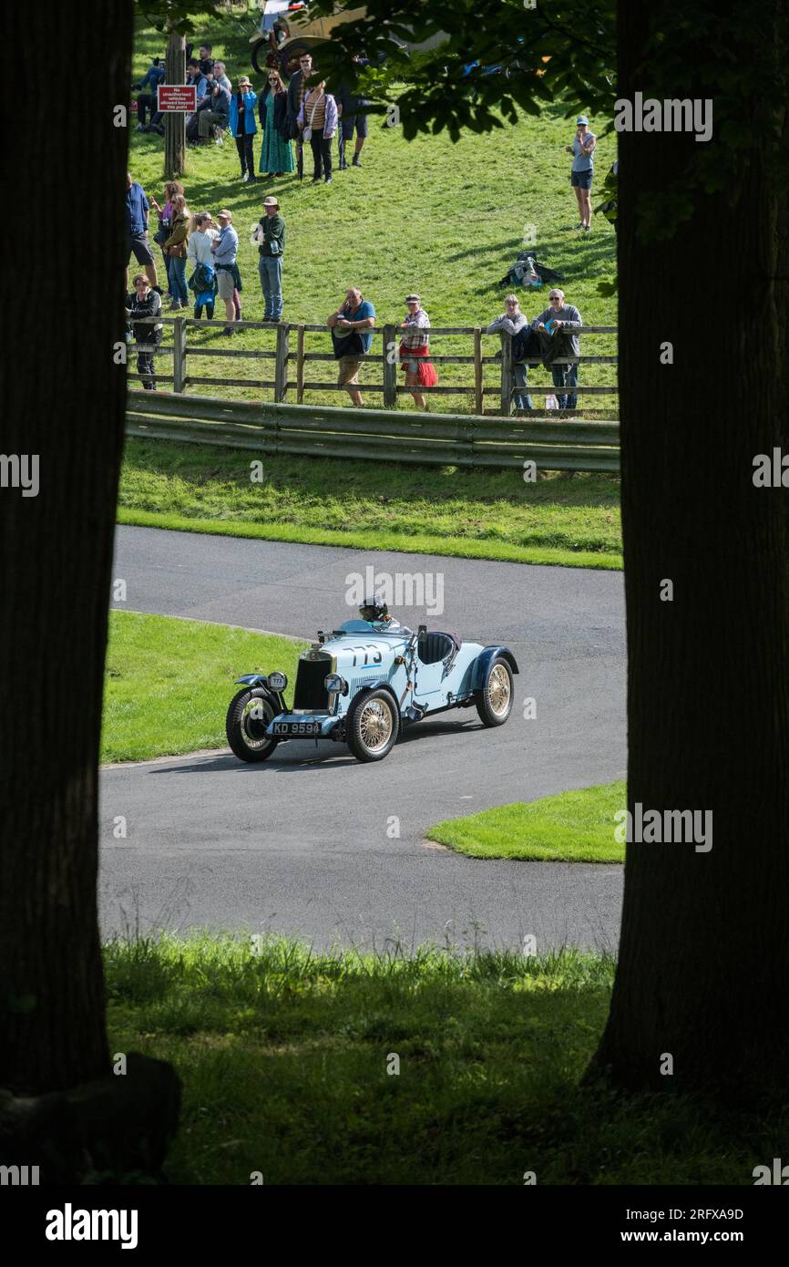 V.S.C.C. Prescott Speed Hill Climb, Prescott Hill, Gotherington, Gloucestershire, Angleterre, ROYAUME-UNI. 5 et 6 août 2023. Les membres du Vintage Sports car Club (V.S.C.C.) participant au championnat de vitesse de la ronde 5 des clubs à l'historique colline de Prescott. Cet événement de deux jours (essais du samedi / course du dimanche) avec plus de 250 voitures en action tout au long du week-end, fabriquées dès les années 10 et jusqu'à la fin des années 30 pour les voitures de sport et berlines et les voitures de course pré-1941 et gamme de l'Austin 7, Bugatti, Ford modèle A etc.cet événement est exécuté en utilisant le parcours court, (880 yards/804,7 m) et Banque D'Images