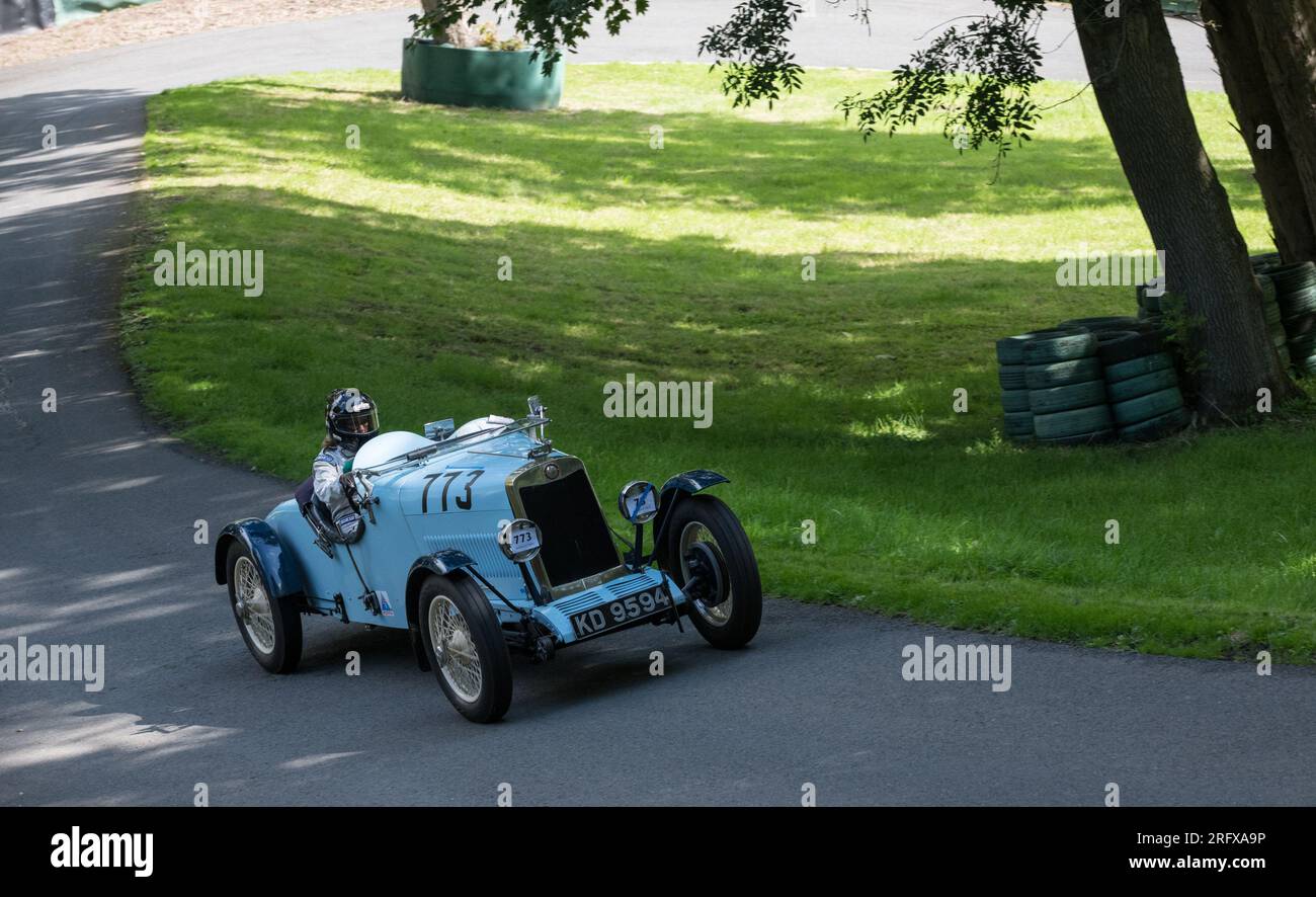 V.S.C.C. Prescott Speed Hill Climb, Prescott Hill, Gotherington, Gloucestershire, Angleterre, ROYAUME-UNI. 5 et 6 août 2023. Les membres du Vintage Sports car Club (V.S.C.C.) participant au championnat de vitesse de la ronde 5 des clubs à l'historique colline de Prescott. Cet événement de deux jours (essais du samedi / course du dimanche) avec plus de 250 voitures en action tout au long du week-end, fabriquées dès les années 10 et jusqu'à la fin des années 30 pour les voitures de sport et berlines et les voitures de course pré-1941 et gamme de l'Austin 7, Bugatti, Ford modèle A etc.cet événement est exécuté en utilisant le parcours court, (880 yards/804,7 m) et Banque D'Images