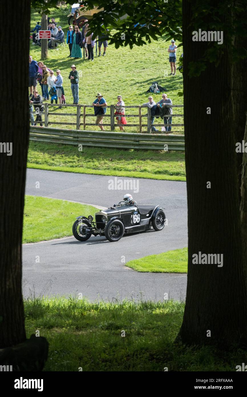 V.S.C.C. Prescott Speed Hill Climb, Prescott Hill, Gotherington, Gloucestershire, Angleterre, ROYAUME-UNI. 5 et 6 août 2023. Les membres du Vintage Sports car Club (V.S.C.C.) participant au championnat de vitesse de la ronde 5 des clubs à l'historique colline de Prescott. Cet événement de deux jours (essais du samedi / course du dimanche) avec plus de 250 voitures en action tout au long du week-end, fabriquées dès les années 10 et jusqu'à la fin des années 30 pour les voitures de sport et berlines et les voitures de course pré-1941 et gamme de l'Austin 7, Bugatti, Ford modèle A etc.cet événement est exécuté en utilisant le parcours court, (880 yards/804,7 m) et Banque D'Images