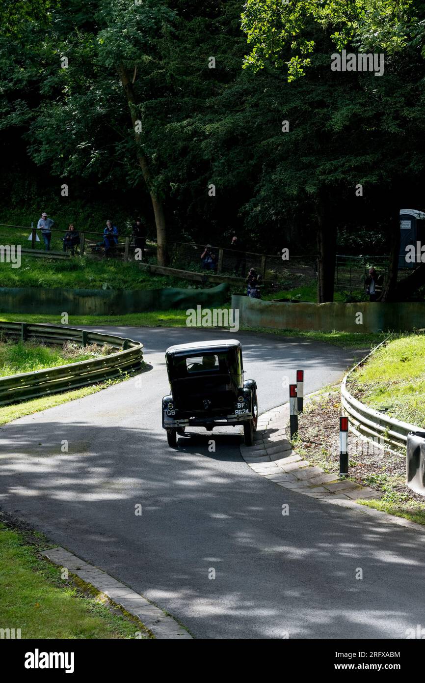 V.S.C.C. Prescott Speed Hill Climb, Prescott Hill, Gotherington, Gloucestershire, Angleterre, ROYAUME-UNI. 5 et 6 août 2023. Les membres du Vintage Sports car Club (V.S.C.C.) participant au championnat de vitesse de la ronde 5 des clubs à l'historique colline de Prescott. Cet événement de deux jours (essais du samedi / course du dimanche) avec plus de 250 voitures en action tout au long du week-end, fabriquées dès les années 10 et jusqu'à la fin des années 30 pour les voitures de sport et berlines et les voitures de course pré-1941 et gamme de l'Austin 7, Bugatti, Ford modèle A etc.cet événement est exécuté en utilisant le parcours court, (880 yards/804,7 m) et Banque D'Images