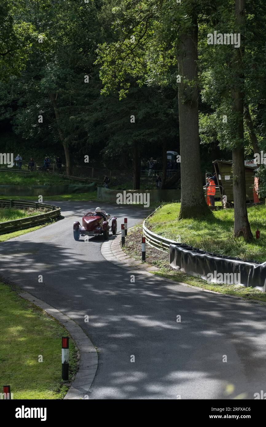 V.S.C.C. Prescott Speed Hill Climb, Prescott Hill, Gotherington, Gloucestershire, Angleterre, ROYAUME-UNI. 5 et 6 août 2023. Les membres du Vintage Sports car Club (V.S.C.C.) participant au championnat de vitesse de la ronde 5 des clubs à l'historique colline de Prescott. Cet événement de deux jours (essais du samedi / course du dimanche) avec plus de 250 voitures en action tout au long du week-end, fabriquées dès les années 10 et jusqu'à la fin des années 30 pour les voitures de sport et berlines et les voitures de course pré-1941 et gamme de l'Austin 7, Bugatti, Ford modèle A etc.cet événement est exécuté en utilisant le parcours court, (880 yards/804,7 m) et Banque D'Images