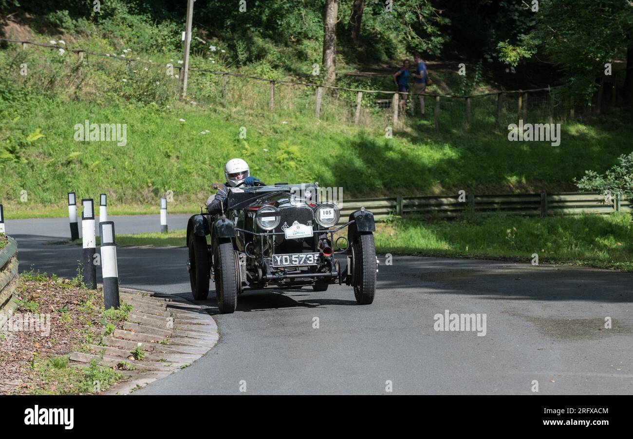 V.S.C.C. Prescott Speed Hill Climb, Prescott Hill, Gotherington, Gloucestershire, Angleterre, ROYAUME-UNI. 5 et 6 août 2023. Les membres du Vintage Sports car Club (V.S.C.C.) participant au championnat de vitesse de la ronde 5 des clubs à l'historique colline de Prescott. Cet événement de deux jours (essais du samedi / course du dimanche) avec plus de 250 voitures en action tout au long du week-end, fabriquées dès les années 10 et jusqu'à la fin des années 30 pour les voitures de sport et berlines et les voitures de course pré-1941 et gamme de l'Austin 7, Bugatti, Ford modèle A etc.cet événement est exécuté en utilisant le parcours court, (880 yards/804,7 m) et Banque D'Images
