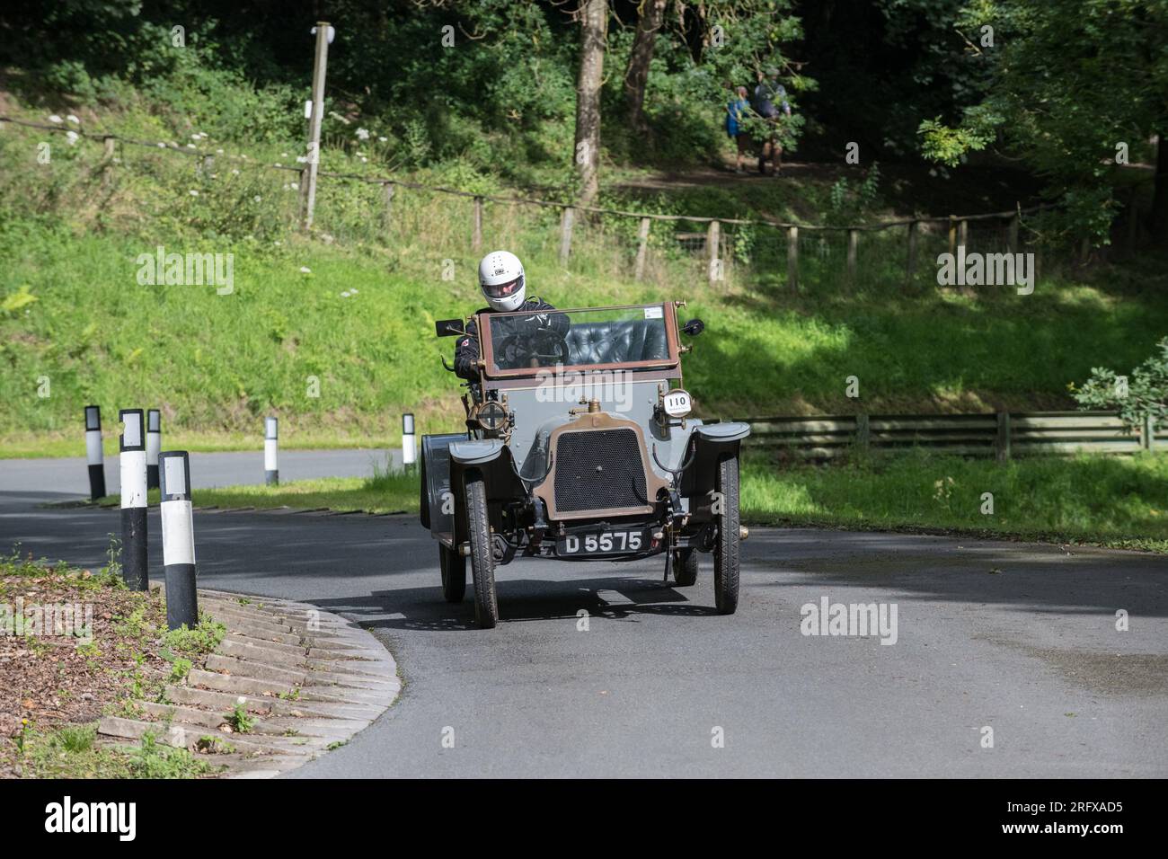 V.S.C.C. Prescott Speed Hill Climb, Prescott Hill, Gotherington, Gloucestershire, Angleterre, ROYAUME-UNI. 5 et 6 août 2023. Les membres du Vintage Sports car Club (V.S.C.C.) participant au championnat de vitesse de la ronde 5 des clubs à l'historique colline de Prescott. Cet événement de deux jours (essais du samedi / course du dimanche) avec plus de 250 voitures en action tout au long du week-end, fabriquées dès les années 10 et jusqu'à la fin des années 30 pour les voitures de sport et berlines et les voitures de course pré-1941 et gamme de l'Austin 7, Bugatti, Ford modèle A etc.cet événement est exécuté en utilisant le parcours court, (880 yards/804,7 m) et Banque D'Images