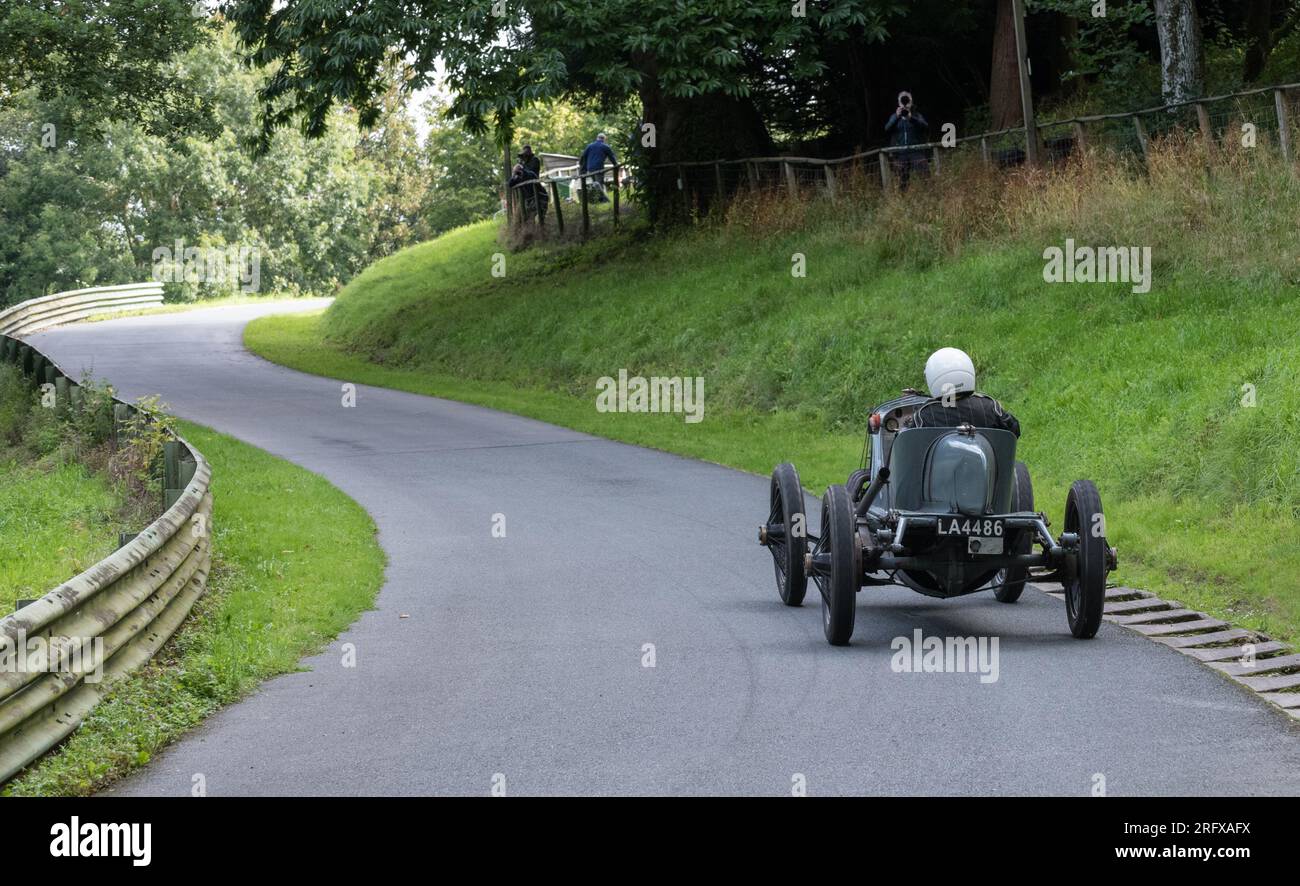 V.S.C.C. Prescott Speed Hill Climb, Prescott Hill, Gotherington, Gloucestershire, Angleterre, ROYAUME-UNI. 5 et 6 août 2023. Les membres du Vintage Sports car Club (V.S.C.C.) participant au championnat de vitesse de la ronde 5 des clubs à l'historique colline de Prescott. Cet événement de deux jours (essais du samedi / course du dimanche) avec plus de 250 voitures en action tout au long du week-end, fabriquées dès les années 10 et jusqu'à la fin des années 30 pour les voitures de sport et berlines et les voitures de course pré-1941 et gamme de l'Austin 7, Bugatti, Ford modèle A etc.cet événement est exécuté en utilisant le parcours court, (880 yards/804,7 m) et Banque D'Images