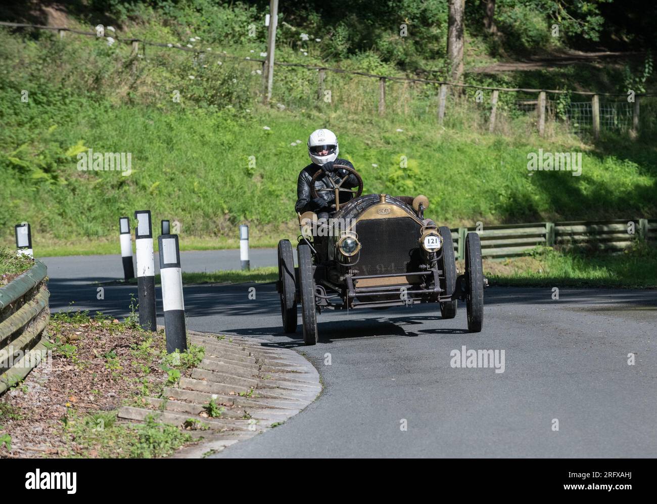V.S.C.C. Prescott Speed Hill Climb, Prescott Hill, Gotherington, Gloucestershire, Angleterre, ROYAUME-UNI. 5 et 6 août 2023. Les membres du Vintage Sports car Club (V.S.C.C.) participant au championnat de vitesse de la ronde 5 des clubs à l'historique colline de Prescott. Cet événement de deux jours (essais du samedi / course du dimanche) avec plus de 250 voitures en action tout au long du week-end, fabriquées dès les années 10 et jusqu'à la fin des années 30 pour les voitures de sport et berlines et les voitures de course pré-1941 et gamme de l'Austin 7, Bugatti, Ford modèle A etc.cet événement est exécuté en utilisant le parcours court, (880 yards/804,7 m) et Banque D'Images