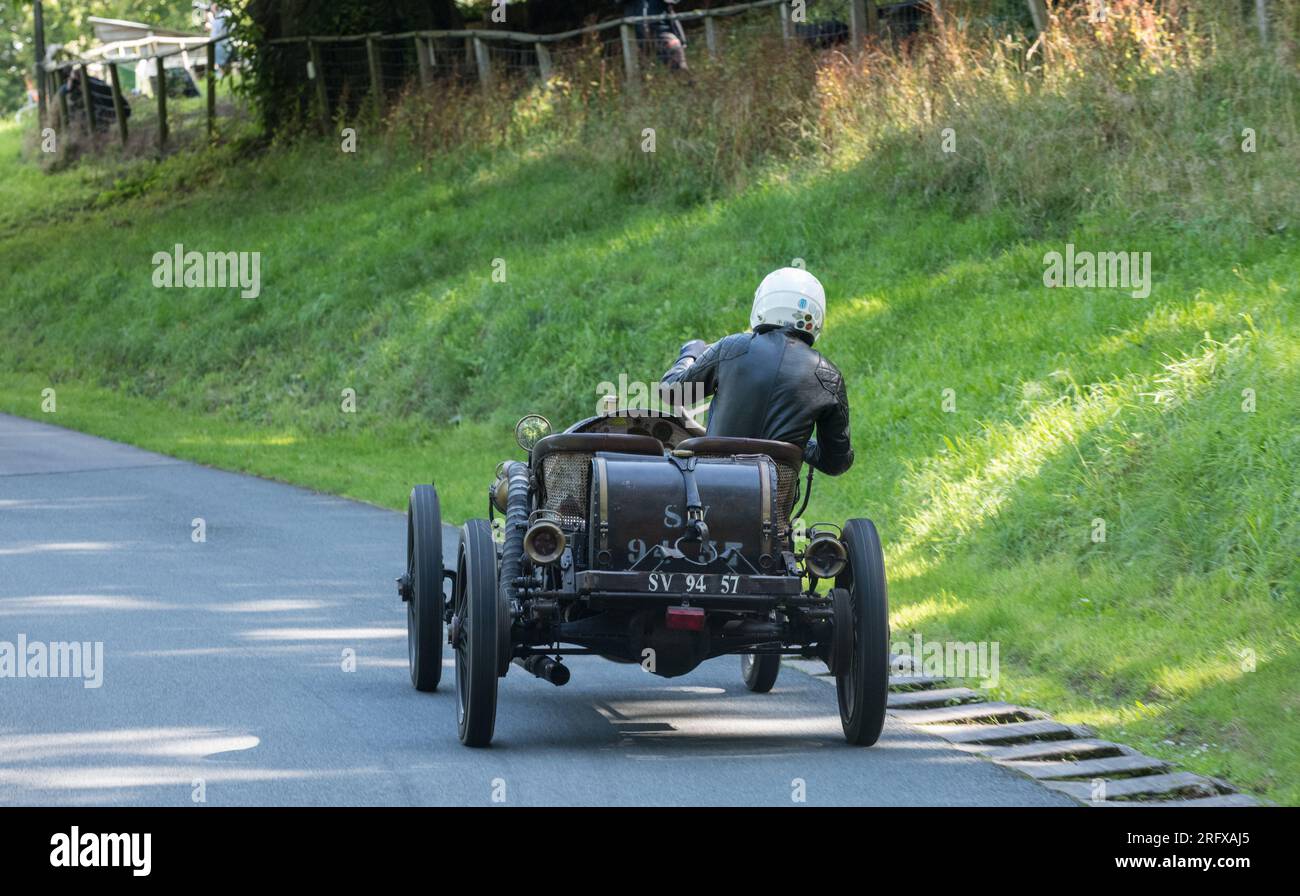 V.S.C.C. Prescott Speed Hill Climb, Prescott Hill, Gotherington, Gloucestershire, Angleterre, ROYAUME-UNI. 5 et 6 août 2023. Les membres du Vintage Sports car Club (V.S.C.C.) participant au championnat de vitesse de la ronde 5 des clubs à l'historique colline de Prescott. Cet événement de deux jours (essais du samedi / course du dimanche) avec plus de 250 voitures en action tout au long du week-end, fabriquées dès les années 10 et jusqu'à la fin des années 30 pour les voitures de sport et berlines et les voitures de course pré-1941 et gamme de l'Austin 7, Bugatti, Ford modèle A etc.cet événement est exécuté en utilisant le parcours court, (880 yards/804,7 m) et Banque D'Images