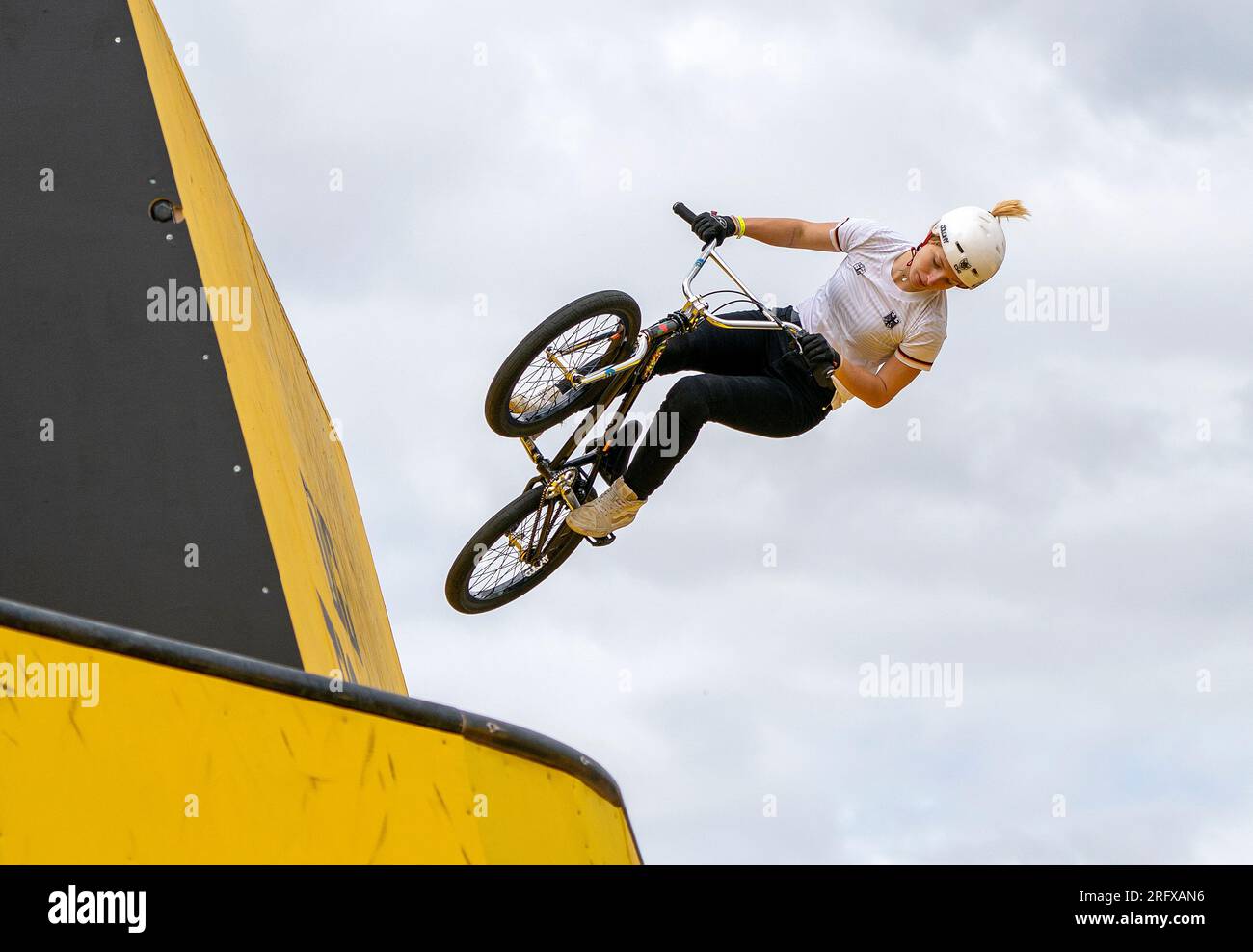 L'allemande Kim Lea Muller participe à la qualification Elite Femme en BMX Freestyle lors de la quatrième journée des Championnats du monde de cyclisme UCI 2023 à Glasgow Green, Glasgow. Date de la photo : dimanche 6 août 2023. Banque D'Images