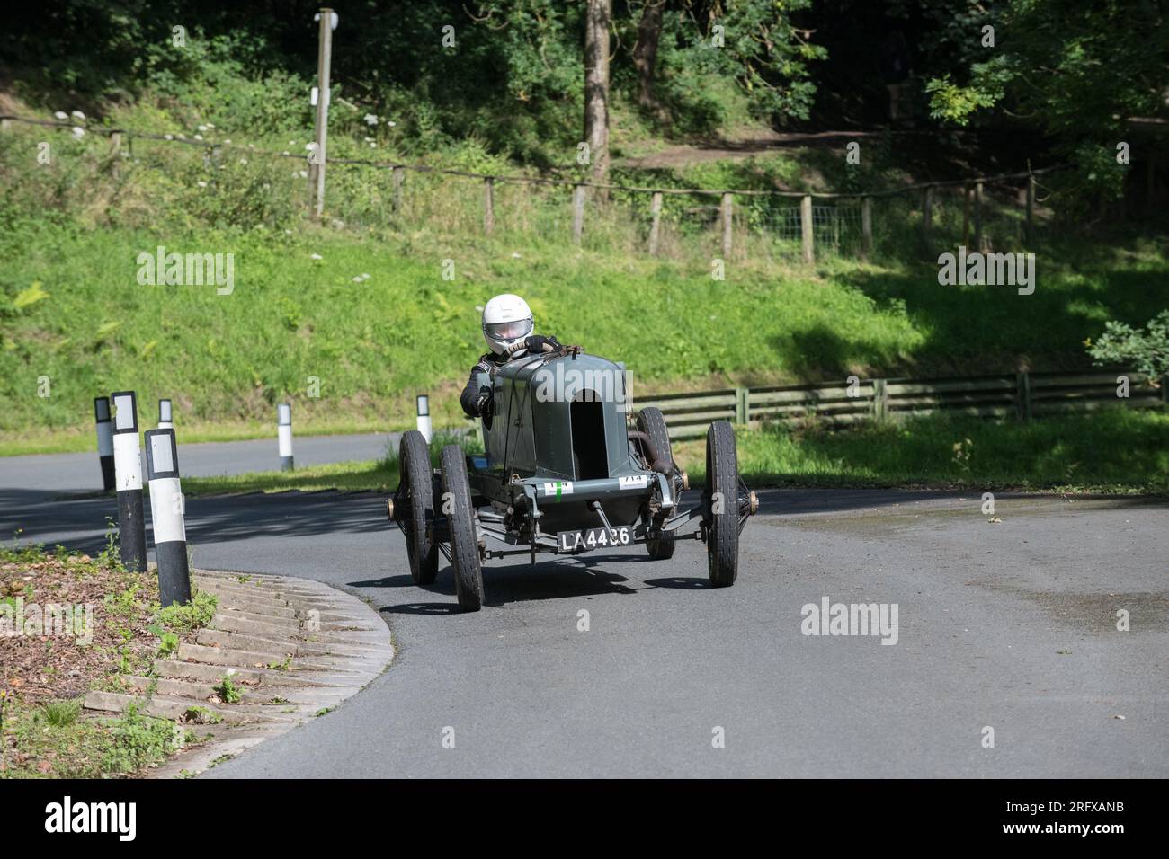 V.S.C.C. Prescott Speed Hill Climb, Prescott Hill, Gotherington, Gloucestershire, Angleterre, ROYAUME-UNI. 5 et 6 août 2023. Les membres du Vintage Sports car Club (V.S.C.C.) participant au championnat de vitesse de la ronde 5 des clubs à l'historique colline de Prescott. Cet événement de deux jours (essais du samedi / course du dimanche) avec plus de 250 voitures en action tout au long du week-end, fabriquées dès les années 10 et jusqu'à la fin des années 30 pour les voitures de sport et berlines et les voitures de course pré-1941 et gamme de l'Austin 7, Bugatti, Ford modèle A etc.cet événement est exécuté en utilisant le parcours court, (880 yards/804,7 m) et Banque D'Images