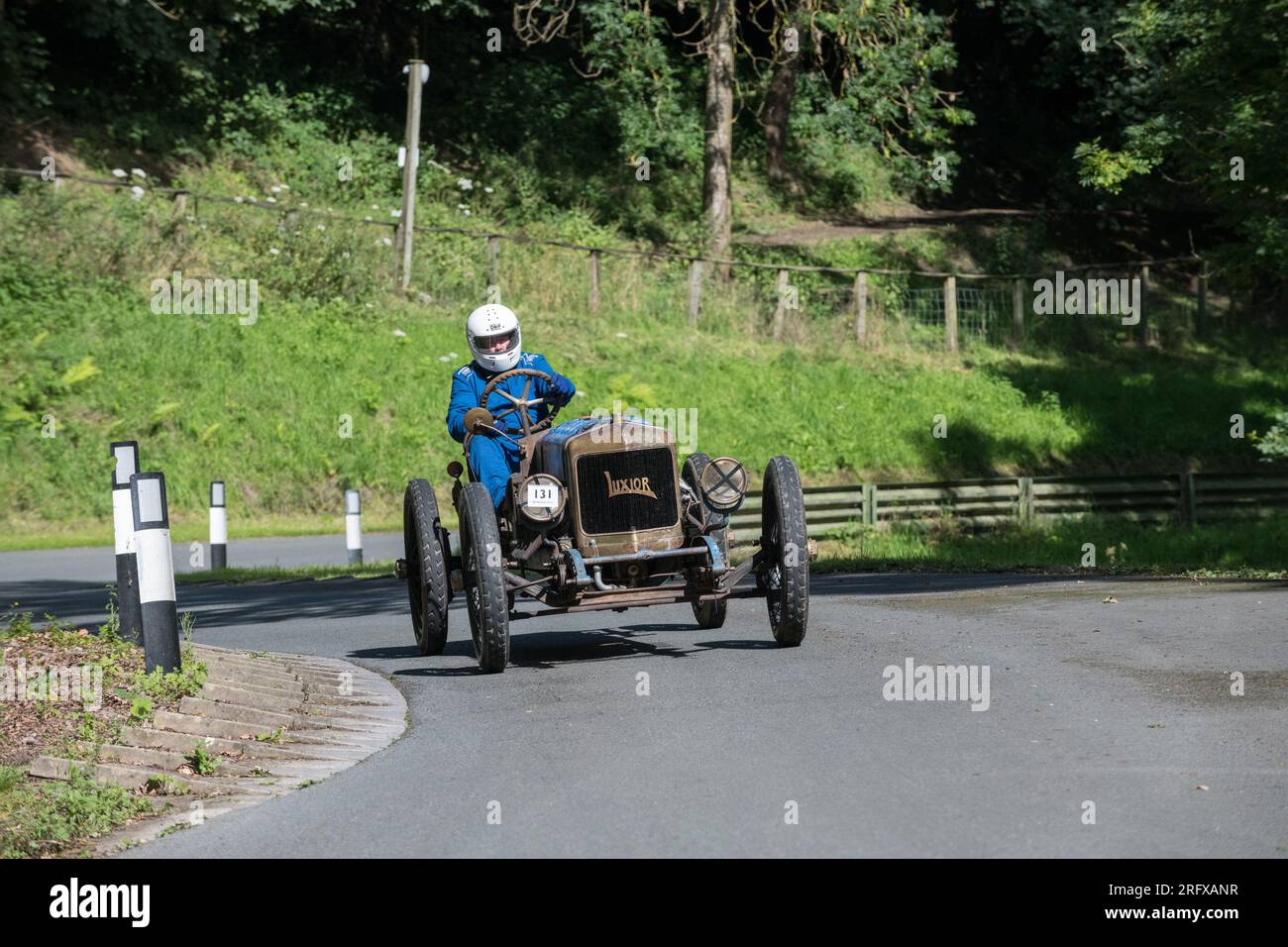 V.S.C.C. Prescott Speed Hill Climb, Prescott Hill, Gotherington, Gloucestershire, Angleterre, ROYAUME-UNI. 5 et 6 août 2023. Les membres du Vintage Sports car Club (V.S.C.C.) participant au championnat de vitesse de la ronde 5 des clubs à l'historique colline de Prescott. Cet événement de deux jours (essais du samedi / course du dimanche) avec plus de 250 voitures en action tout au long du week-end, fabriquées dès les années 10 et jusqu'à la fin des années 30 pour les voitures de sport et berlines et les voitures de course pré-1941 et gamme de l'Austin 7, Bugatti, Ford modèle A etc.cet événement est exécuté en utilisant le parcours court, (880 yards/804,7 m) et Banque D'Images
