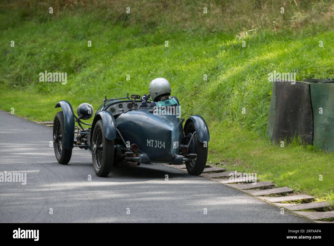V.S.C.C. Prescott Speed Hill Climb, Prescott Hill, Gotherington, Gloucestershire, Angleterre, ROYAUME-UNI. 5 et 6 août 2023. Les membres du Vintage Sports car Club (V.S.C.C.) participant au championnat de vitesse de la ronde 5 des clubs à l'historique colline de Prescott. Cet événement de deux jours (essais du samedi / course du dimanche) avec plus de 250 voitures en action tout au long du week-end, fabriquées dès les années 10 et jusqu'à la fin des années 30 pour les voitures de sport et berlines et les voitures de course pré-1941 et gamme de l'Austin 7, Bugatti, Ford modèle A etc.cet événement est exécuté en utilisant le parcours court, (880 yards/804,7 m) et Banque D'Images