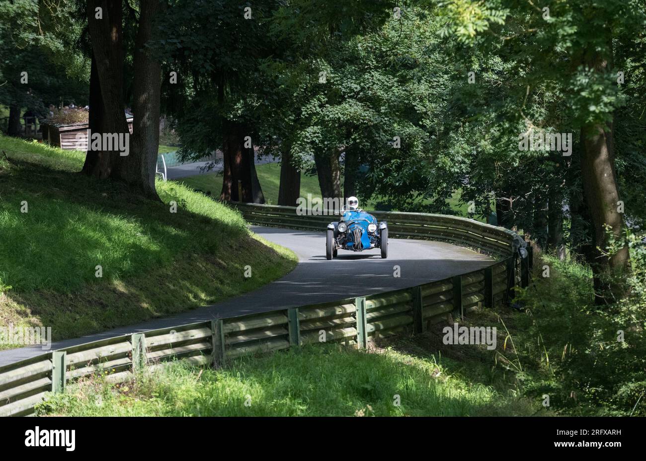 V.S.C.C. Prescott Speed Hill Climb, Prescott Hill, Gotherington, Gloucestershire, Angleterre, ROYAUME-UNI. 5 et 6 août 2023. Les membres du Vintage Sports car Club (V.S.C.C.) participant au championnat de vitesse de la ronde 5 des clubs à l'historique colline de Prescott. Cet événement de deux jours (essais du samedi / course du dimanche) avec plus de 250 voitures en action tout au long du week-end, fabriquées dès les années 10 et jusqu'à la fin des années 30 pour les voitures de sport et berlines et les voitures de course pré-1941 et gamme de l'Austin 7, Bugatti, Ford modèle A etc.cet événement est exécuté en utilisant le parcours court, (880 yards/804,7 m) et Banque D'Images