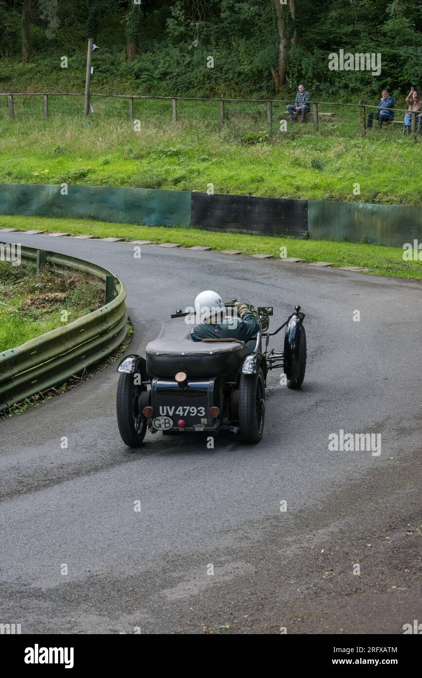 V.S.C.C. Prescott Speed Hill Climb, Prescott Hill, Gotherington, Gloucestershire, Angleterre, ROYAUME-UNI. 5 et 6 août 2023. Les membres du Vintage Sports car Club (V.S.C.C.) participant au championnat de vitesse de la ronde 5 des clubs à l'historique colline de Prescott. Cet événement de deux jours (essais du samedi / course du dimanche) avec plus de 250 voitures en action tout au long du week-end, fabriquées dès les années 10 et jusqu'à la fin des années 30 pour les voitures de sport et berlines et les voitures de course pré-1941 et gamme de l'Austin 7, Bugatti, Ford modèle A etc.cet événement est exécuté en utilisant le parcours court, (880 yards/804,7 m) et Banque D'Images