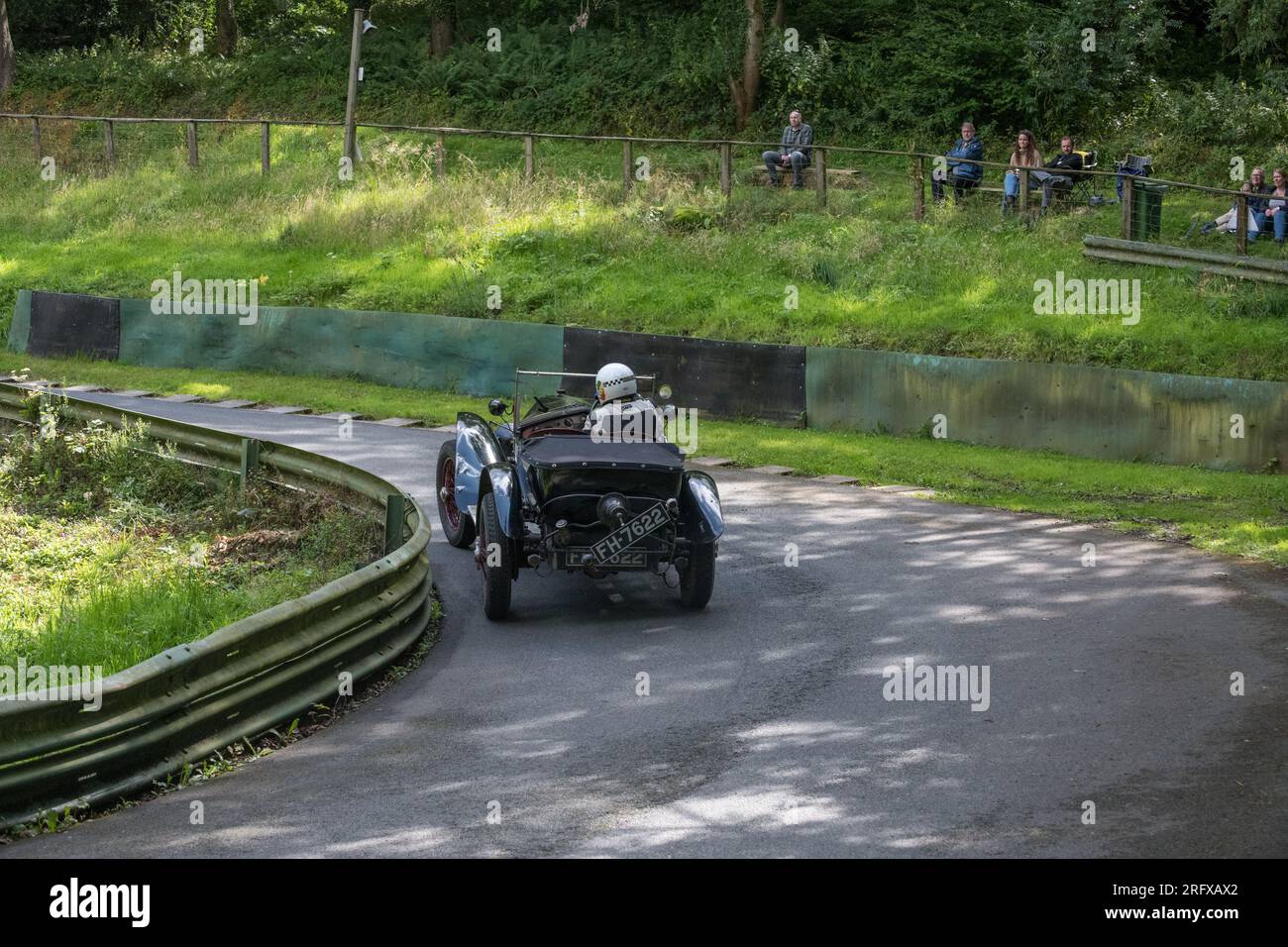 V.S.C.C. Prescott Speed Hill Climb, Prescott Hill, Gotherington, Gloucestershire, Angleterre, ROYAUME-UNI. 5 et 6 août 2023. Les membres du Vintage Sports car Club (V.S.C.C.) participant au championnat de vitesse de la ronde 5 des clubs à l'historique colline de Prescott. Cet événement de deux jours (essais du samedi / course du dimanche) avec plus de 250 voitures en action tout au long du week-end, fabriquées dès les années 10 et jusqu'à la fin des années 30 pour les voitures de sport et berlines et les voitures de course pré-1941 et gamme de l'Austin 7, Bugatti, Ford modèle A etc.cet événement est exécuté en utilisant le parcours court, (880 yards/804,7 m) et Banque D'Images