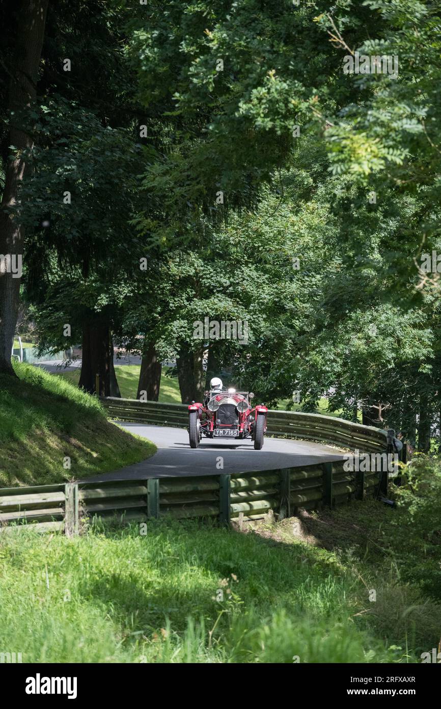 V.S.C.C. Prescott Speed Hill Climb, Prescott Hill, Gotherington, Gloucestershire, Angleterre, ROYAUME-UNI. 5 et 6 août 2023. Les membres du Vintage Sports car Club (V.S.C.C.) participant au championnat de vitesse de la ronde 5 des clubs à l'historique colline de Prescott. Cet événement de deux jours (essais du samedi / course du dimanche) avec plus de 250 voitures en action tout au long du week-end, fabriquées dès les années 10 et jusqu'à la fin des années 30 pour les voitures de sport et berlines et les voitures de course pré-1941 et gamme de l'Austin 7, Bugatti, Ford modèle A etc.cet événement est exécuté en utilisant le parcours court, (880 yards/804,7 m) et Banque D'Images