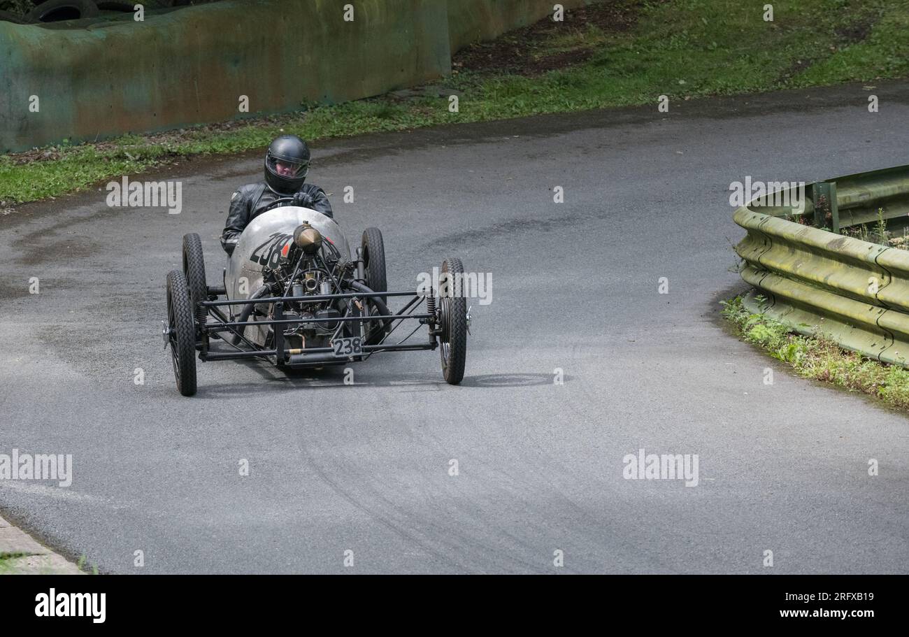 V.S.C.C. Prescott Speed Hill Climb, Prescott Hill, Gotherington, Gloucestershire, Angleterre, ROYAUME-UNI. 5 et 6 août 2023. Les membres du Vintage Sports car Club (V.S.C.C.) participant au championnat de vitesse de la ronde 5 des clubs à l'historique colline de Prescott. Cet événement de deux jours (essais du samedi / course du dimanche) avec plus de 250 voitures en action tout au long du week-end, fabriquées dès les années 10 et jusqu'à la fin des années 30 pour les voitures de sport et berlines et les voitures de course pré-1941 et gamme de l'Austin 7, Bugatti, Ford modèle A etc.cet événement est exécuté en utilisant le parcours court, (880 yards/804,7 m) et Banque D'Images