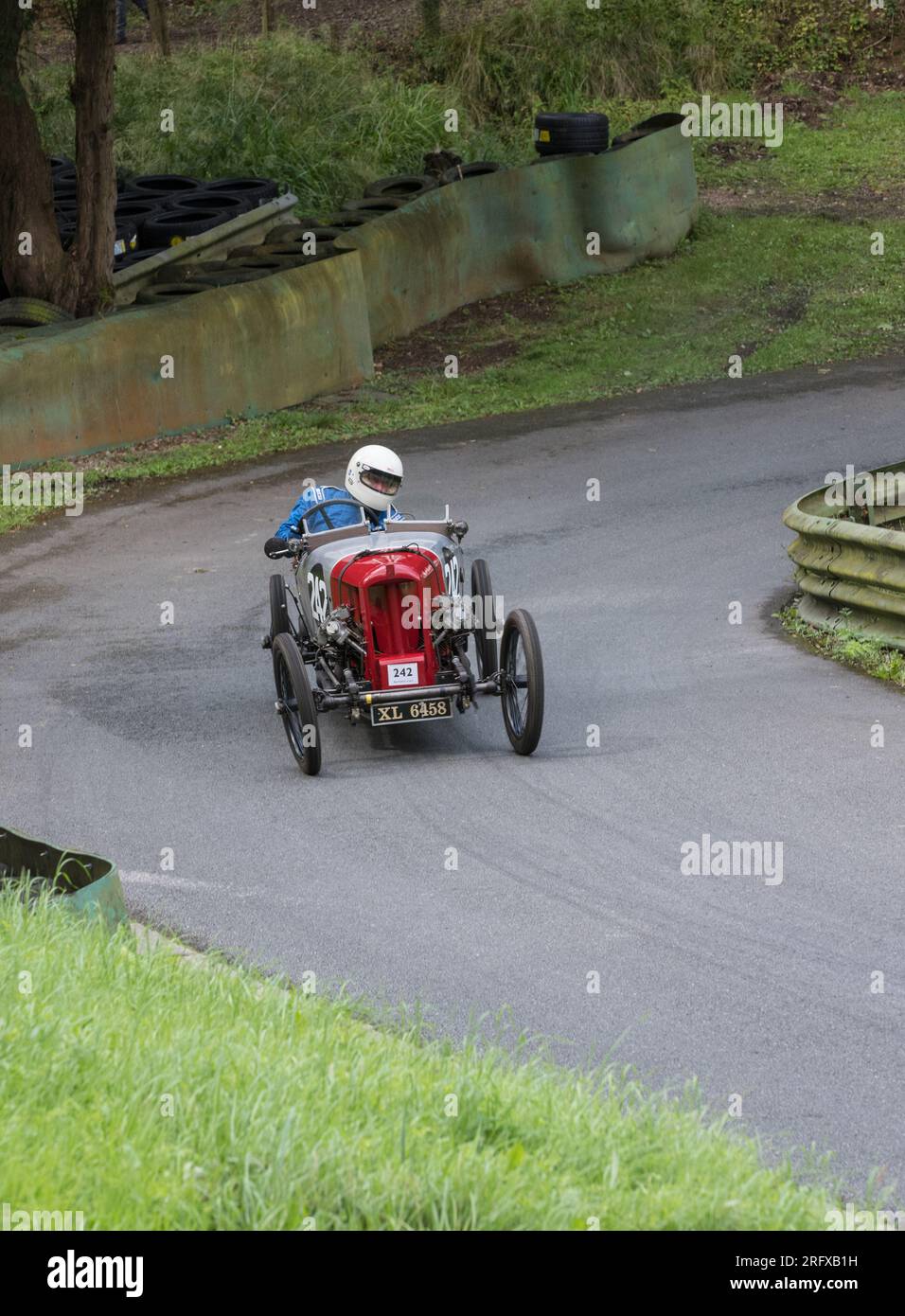 V.S.C.C. Prescott Speed Hill Climb, Prescott Hill, Gotherington, Gloucestershire, Angleterre, ROYAUME-UNI. 5 et 6 août 2023. Les membres du Vintage Sports car Club (V.S.C.C.) participant au championnat de vitesse de la ronde 5 des clubs à l'historique colline de Prescott. Cet événement de deux jours (essais du samedi / course du dimanche) avec plus de 250 voitures en action tout au long du week-end, fabriquées dès les années 10 et jusqu'à la fin des années 30 pour les voitures de sport et berlines et les voitures de course pré-1941 et gamme de l'Austin 7, Bugatti, Ford modèle A etc.cet événement est exécuté en utilisant le parcours court, (880 yards/804,7 m) et Banque D'Images
