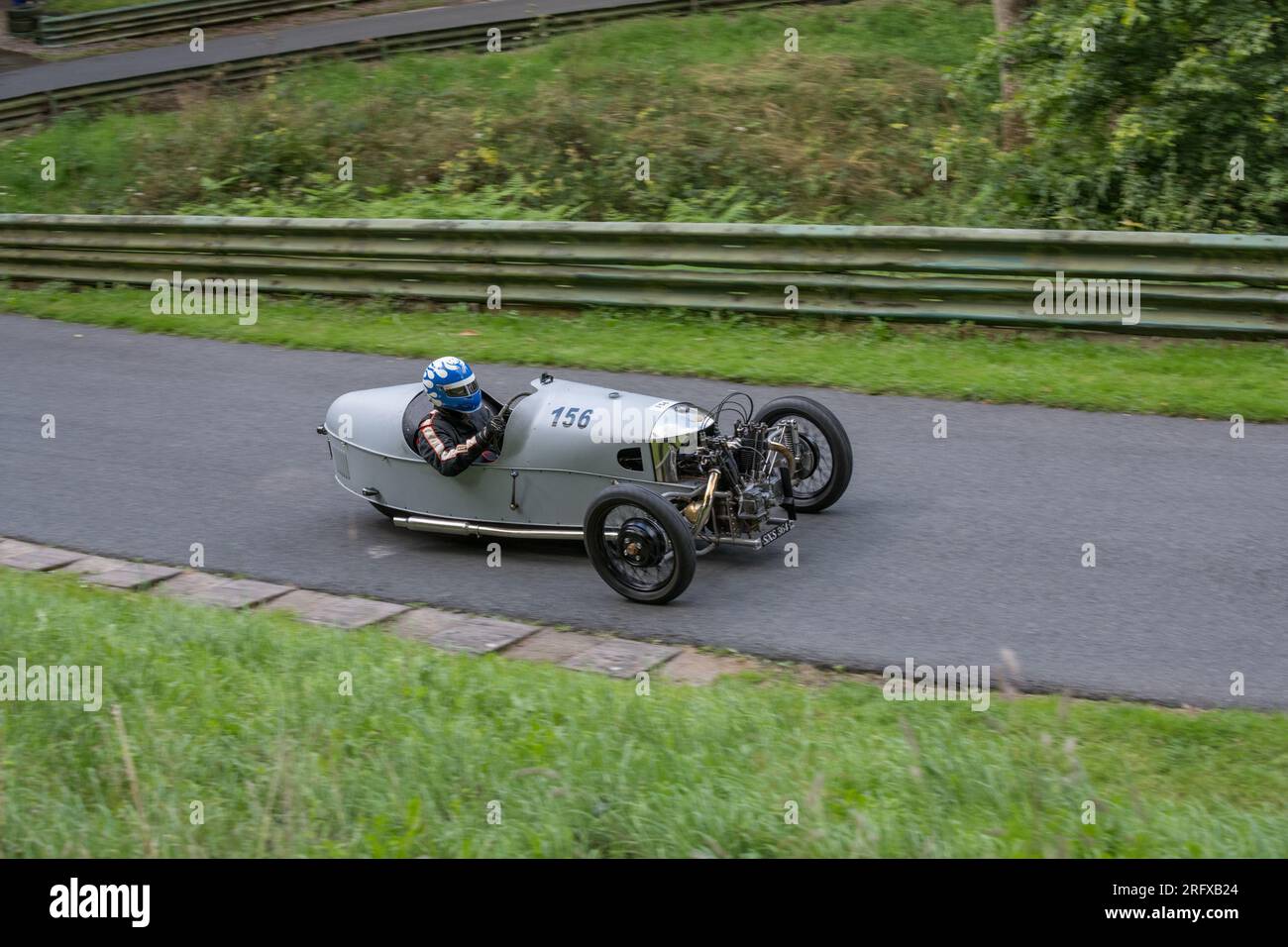 V.S.C.C. Prescott Speed Hill Climb, Prescott Hill, Gotherington, Gloucestershire, Angleterre, ROYAUME-UNI. 5 et 6 août 2023. Les membres du Vintage Sports car Club (V.S.C.C.) participant au championnat de vitesse de la ronde 5 des clubs à l'historique colline de Prescott. Cet événement de deux jours (essais du samedi / course du dimanche) avec plus de 250 voitures en action tout au long du week-end, fabriquées dès les années 10 et jusqu'à la fin des années 30 pour les voitures de sport et berlines et les voitures de course pré-1941 et gamme de l'Austin 7, Bugatti, Ford modèle A etc.cet événement est exécuté en utilisant le parcours court, (880 yards/804,7 m) et Banque D'Images