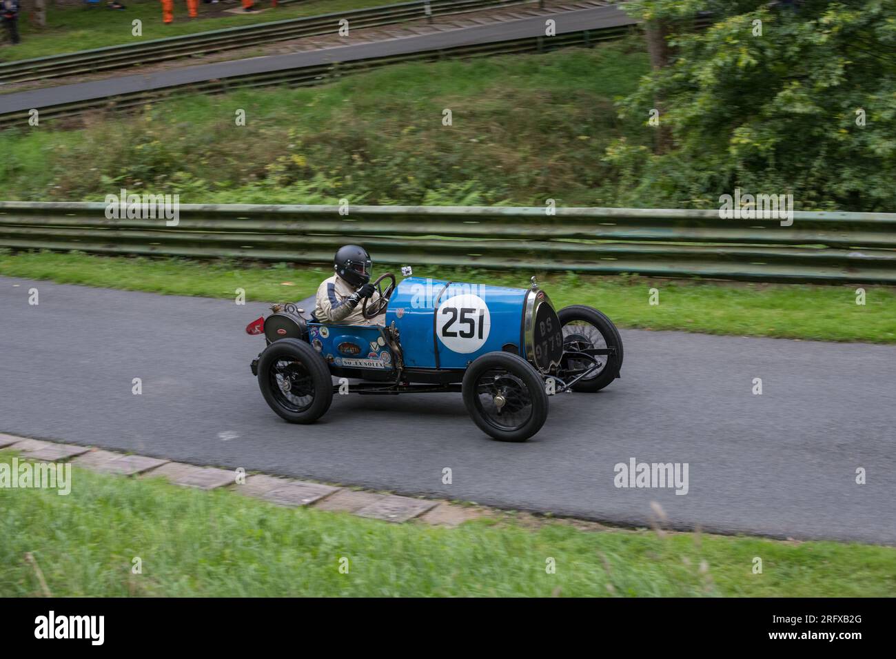 V.S.C.C. Prescott Speed Hill Climb, Prescott Hill, Gotherington, Gloucestershire, Angleterre, ROYAUME-UNI. 5 et 6 août 2023. Les membres du Vintage Sports car Club (V.S.C.C.) participant au championnat de vitesse de la ronde 5 des clubs à l'historique colline de Prescott. Cet événement de deux jours (essais du samedi / course du dimanche) avec plus de 250 voitures en action tout au long du week-end, fabriquées dès les années 10 et jusqu'à la fin des années 30 pour les voitures de sport et berlines et les voitures de course pré-1941 et gamme de l'Austin 7, Bugatti, Ford modèle A etc.cet événement est exécuté en utilisant le parcours court, (880 yards/804,7 m) et Banque D'Images