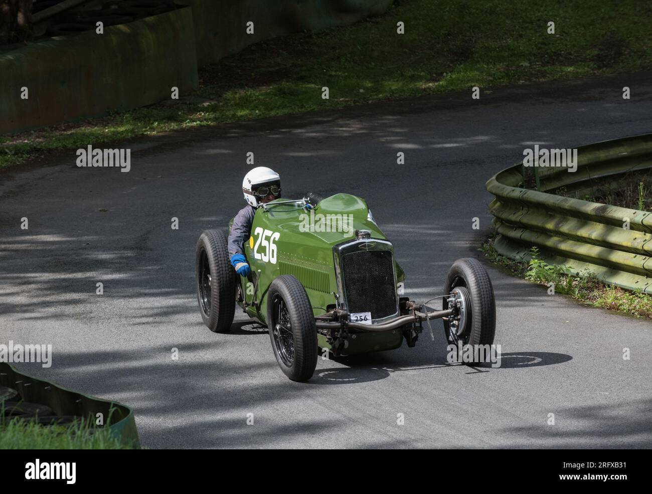 V.S.C.C. Prescott Speed Hill Climb, Prescott Hill, Gotherington, Gloucestershire, Angleterre, ROYAUME-UNI. 5 et 6 août 2023. Les membres du Vintage Sports car Club (V.S.C.C.) participant au championnat de vitesse de la ronde 5 des clubs à l'historique colline de Prescott. Cet événement de deux jours (essais du samedi / course du dimanche) avec plus de 250 voitures en action tout au long du week-end, fabriquées dès les années 10 et jusqu'à la fin des années 30 pour les voitures de sport et berlines et les voitures de course pré-1941 et gamme de l'Austin 7, Bugatti, Ford modèle A etc.cet événement est exécuté en utilisant le parcours court, (880 yards/804,7 m) et Banque D'Images