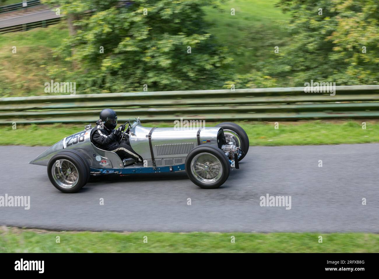 V.S.C.C. Prescott Speed Hill Climb, Prescott Hill, Gotherington, Gloucestershire, Angleterre, ROYAUME-UNI. 5 et 6 août 2023. Les membres du Vintage Sports car Club (V.S.C.C.) participant au championnat de vitesse de la ronde 5 des clubs à l'historique colline de Prescott. Cet événement de deux jours (essais du samedi / course du dimanche) avec plus de 250 voitures en action tout au long du week-end, fabriquées dès les années 10 et jusqu'à la fin des années 30 pour les voitures de sport et berlines et les voitures de course pré-1941 et gamme de l'Austin 7, Bugatti, Ford modèle A etc.cet événement est exécuté en utilisant le parcours court, (880 yards/804,7 m) et Banque D'Images