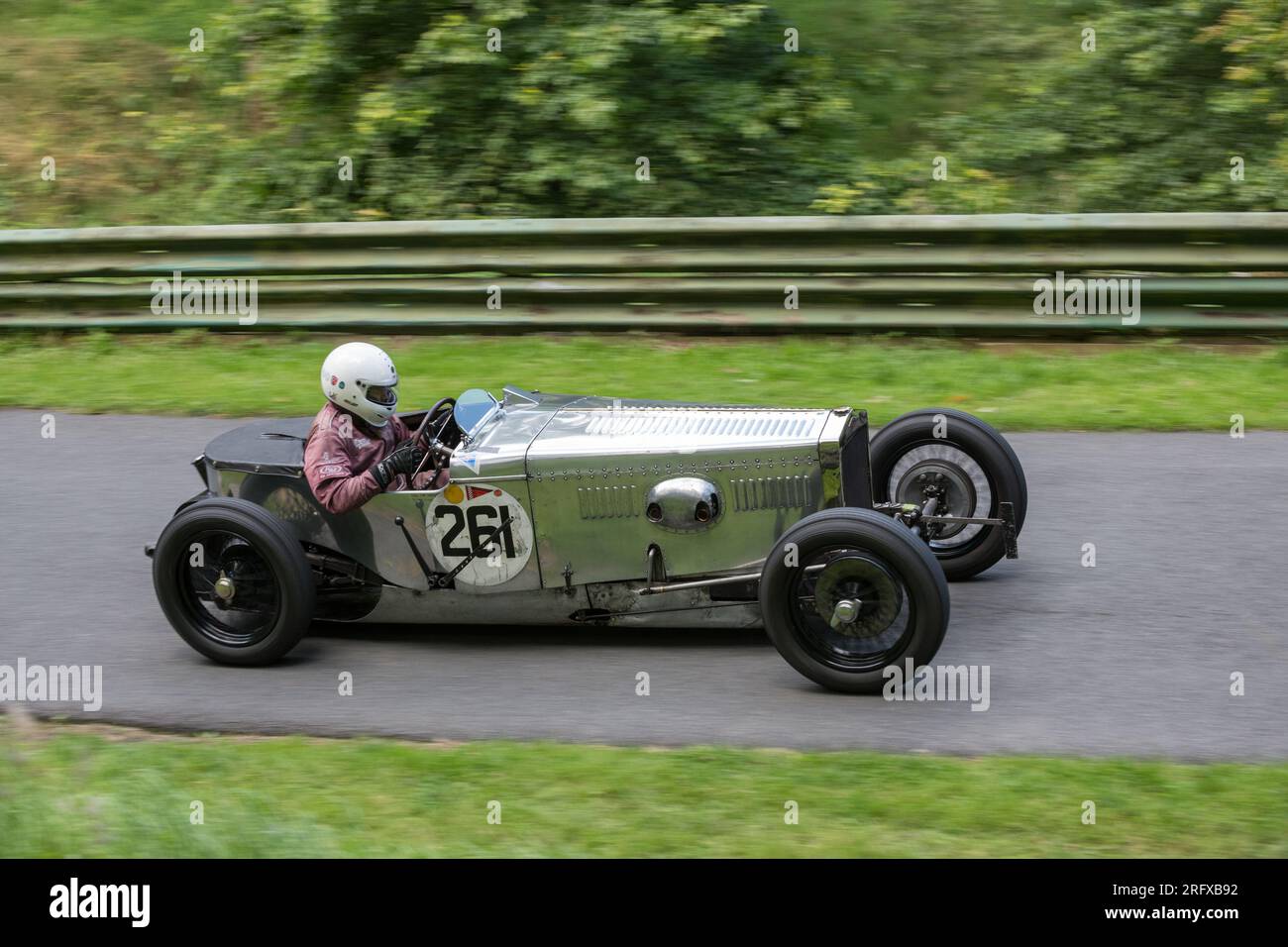 V.S.C.C. Prescott Speed Hill Climb, Prescott Hill, Gotherington, Gloucestershire, Angleterre, ROYAUME-UNI. 5 et 6 août 2023. Les membres du Vintage Sports car Club (V.S.C.C.) participant au championnat de vitesse de la ronde 5 des clubs à l'historique colline de Prescott. Cet événement de deux jours (essais du samedi / course du dimanche) avec plus de 250 voitures en action tout au long du week-end, fabriquées dès les années 10 et jusqu'à la fin des années 30 pour les voitures de sport et berlines et les voitures de course pré-1941 et gamme de l'Austin 7, Bugatti, Ford modèle A etc.cet événement est exécuté en utilisant le parcours court, (880 yards/804,7 m) et Banque D'Images