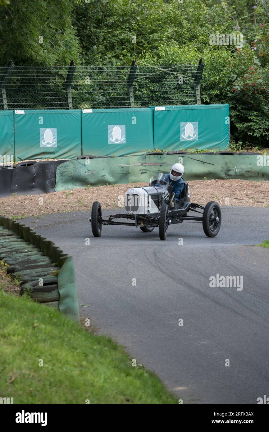 V.S.C.C. Prescott Speed Hill Climb, Prescott Hill, Gotherington, Gloucestershire, Angleterre, ROYAUME-UNI. 5 et 6 août 2023. Les membres du Vintage Sports car Club (V.S.C.C.) participant au championnat de vitesse de la ronde 5 des clubs à l'historique colline de Prescott. Cet événement de deux jours (essais du samedi / course du dimanche) avec plus de 250 voitures en action tout au long du week-end, fabriquées dès les années 10 et jusqu'à la fin des années 30 pour les voitures de sport et berlines et les voitures de course pré-1941 et gamme de l'Austin 7, Bugatti, Ford modèle A etc.cet événement est exécuté en utilisant le parcours court, (880 yards/804,7 m) et Banque D'Images
