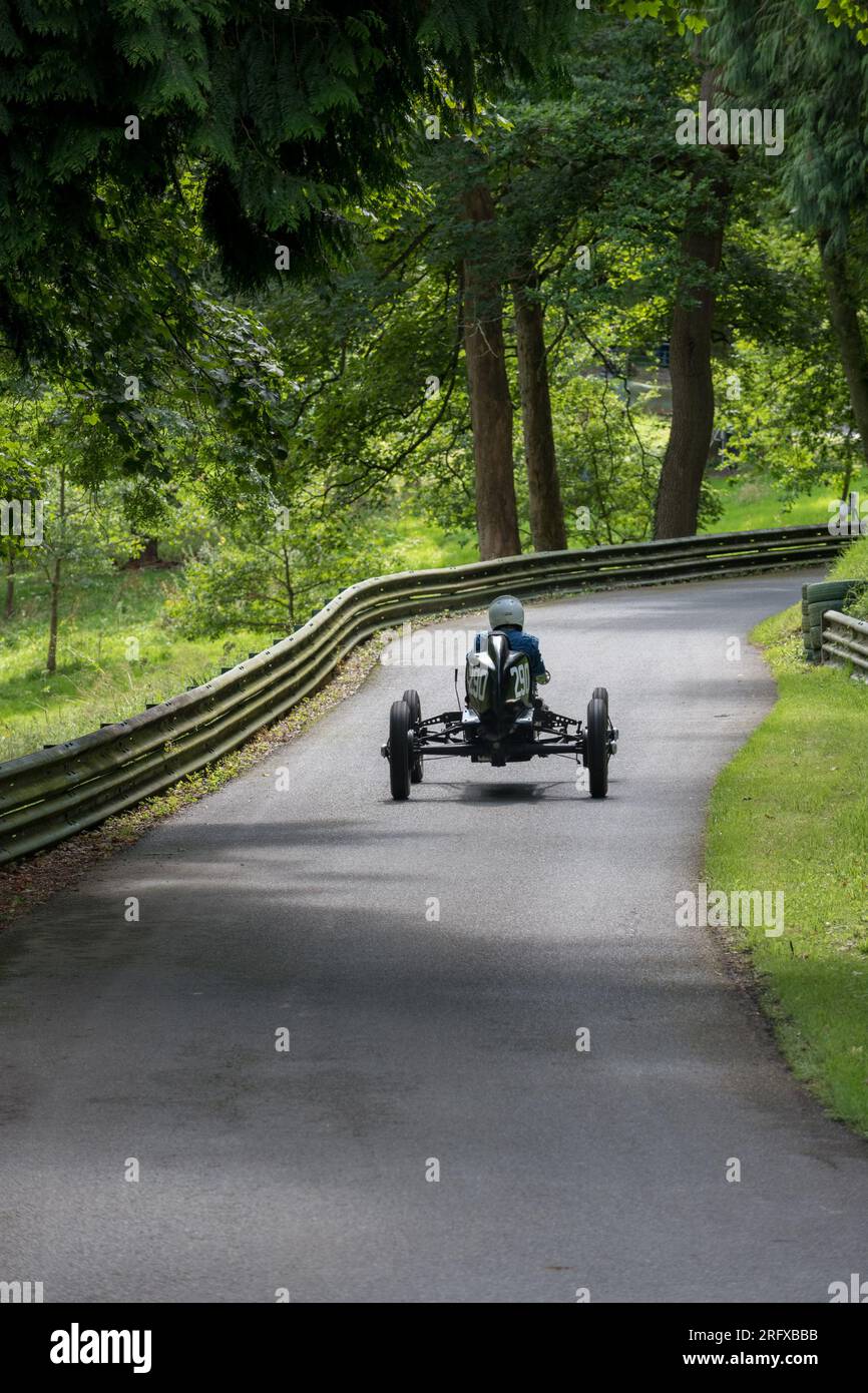 V.S.C.C. Prescott Speed Hill Climb, Prescott Hill, Gotherington, Gloucestershire, Angleterre, ROYAUME-UNI. 5 et 6 août 2023. Les membres du Vintage Sports car Club (V.S.C.C.) participant au championnat de vitesse de la ronde 5 des clubs à l'historique colline de Prescott. Cet événement de deux jours (essais du samedi / course du dimanche) avec plus de 250 voitures en action tout au long du week-end, fabriquées dès les années 10 et jusqu'à la fin des années 30 pour les voitures de sport et berlines et les voitures de course pré-1941 et gamme de l'Austin 7, Bugatti, Ford modèle A etc.cet événement est exécuté en utilisant le parcours court, (880 yards/804,7 m) et Banque D'Images