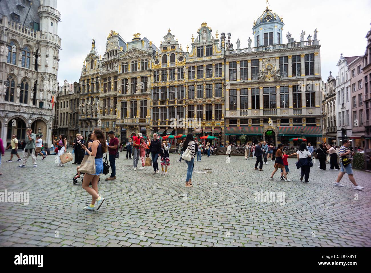 La Grand-place est la place centrale de Bruxelles. Connu dans le monde entier pour sa richesse ornementale. Il est considéré comme l'une des plus belles places de Banque D'Images