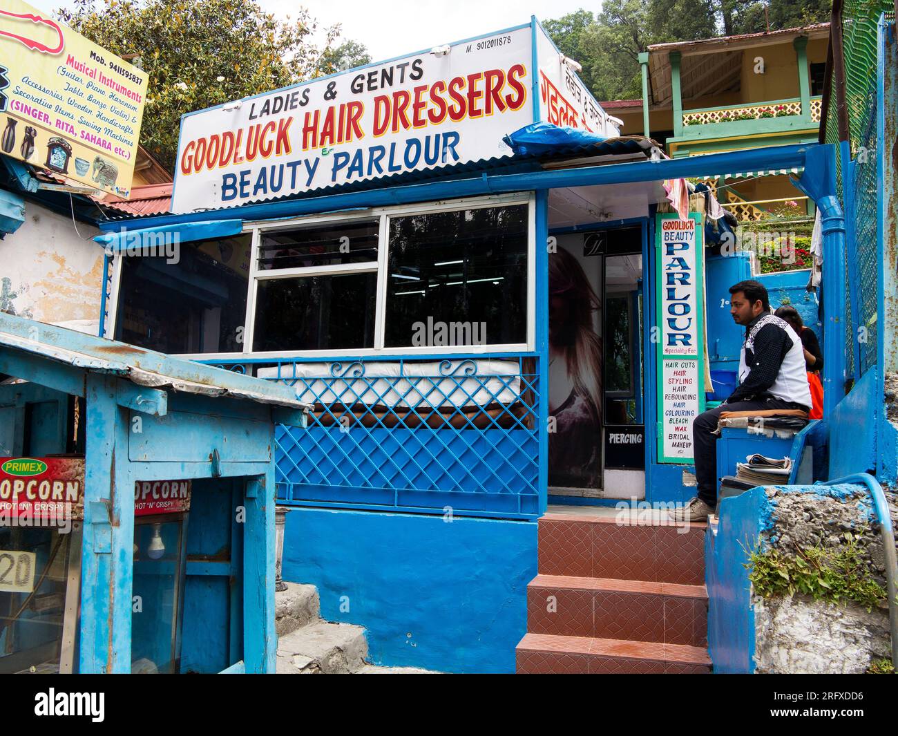 Atelier de coupe de cheveux à Nainital Lake Road, Nainital, Uttarakhand, Inde Banque D'Images