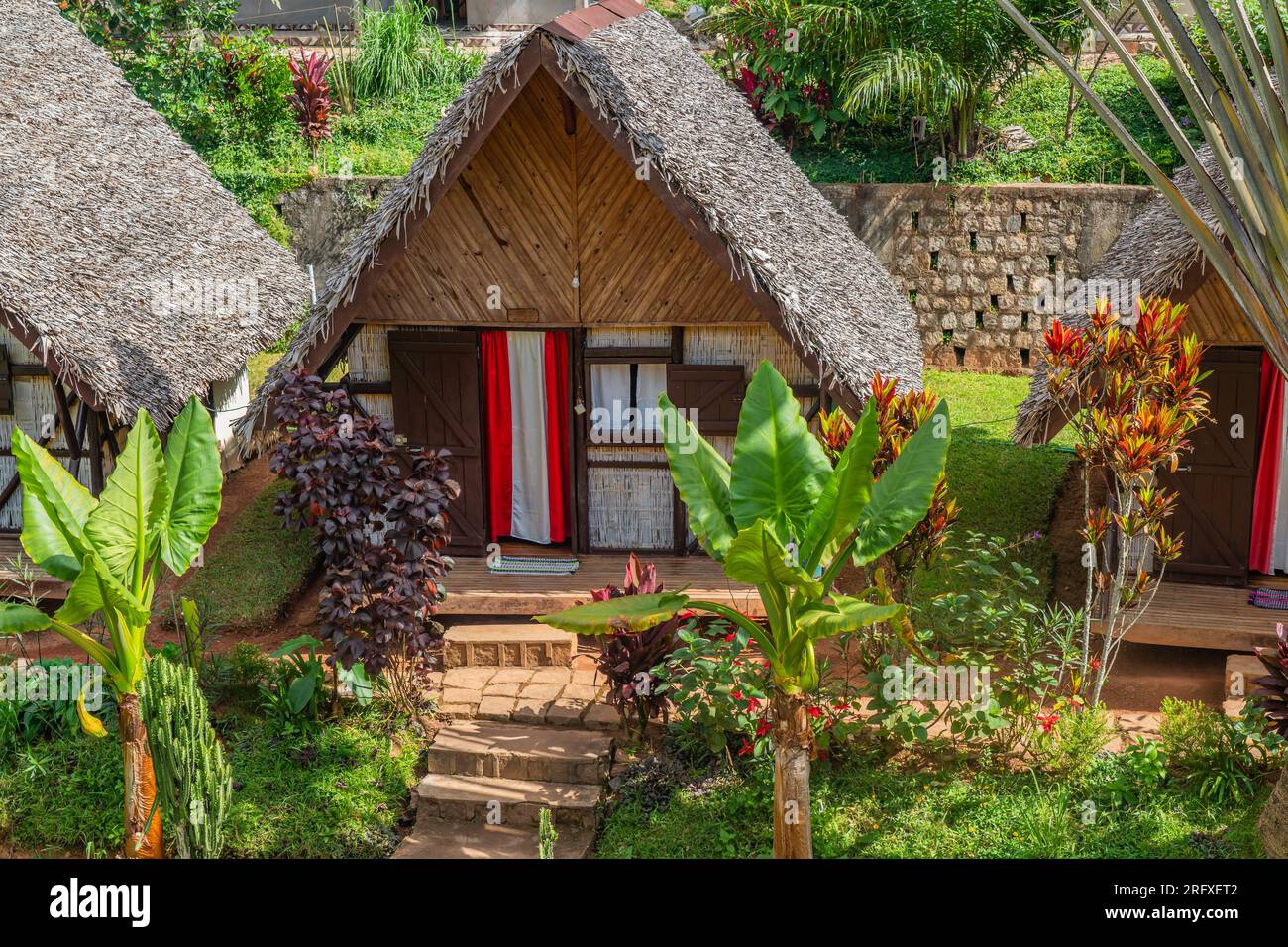 Andasibe, Madagascar - 26.2023, mai : belles maisons au toit de chaume dans la jungle avec des palmiers dans le parc national d'Andasibe, Banque D'Images