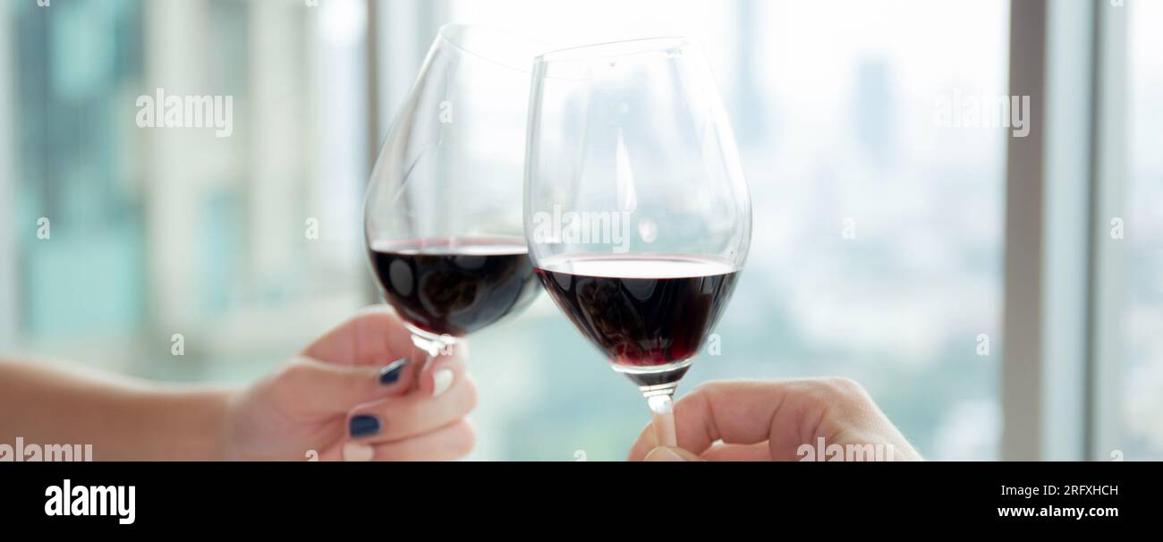 Les mains du jeune couple tenant avec un verre de vin applaudissent ensemble dans le restaurant pour la célébration, l'homme et la femme datent avec romantique et rel Banque D'Images