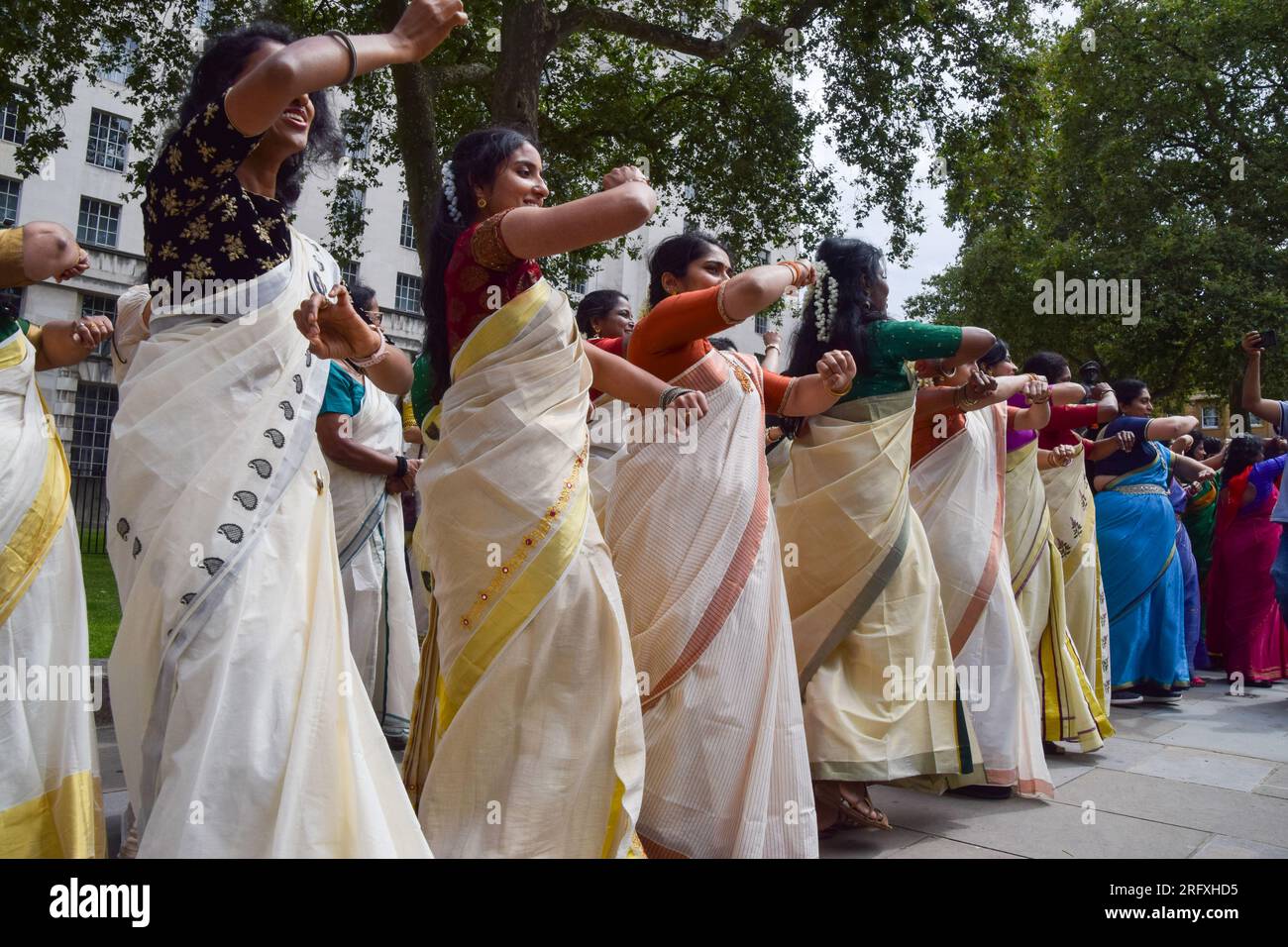 Londres, Angleterre, Royaume-Uni. 6 août 2023. Des centaines de femmes ont traversé le centre de Londres et ont fait des emplettes à l'extérieur de Downing Street lors de la Journée nationale du métier à main en Inde, qui encourage les industries indiennes, en particulier les tisserands de métier à main. Les pariticipants portaient des sarees traditionnels de différentes parties de l'Inde. (Image de crédit : © Vuk Valcic/ZUMA Press Wire) USAGE ÉDITORIAL SEULEMENT! Non destiné à UN USAGE commercial ! Crédit : ZUMA Press, Inc./Alamy Live News Banque D'Images