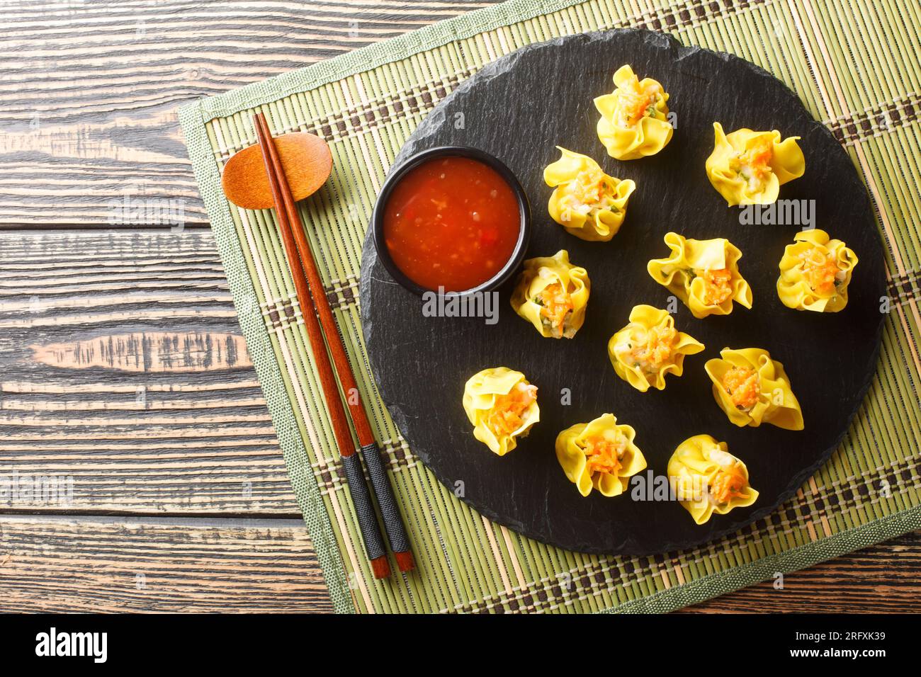 Nourriture cantonaise chinoise boulette de crevettes Shumai closeup sur la table. Vue de dessus horizontale Banque D'Images