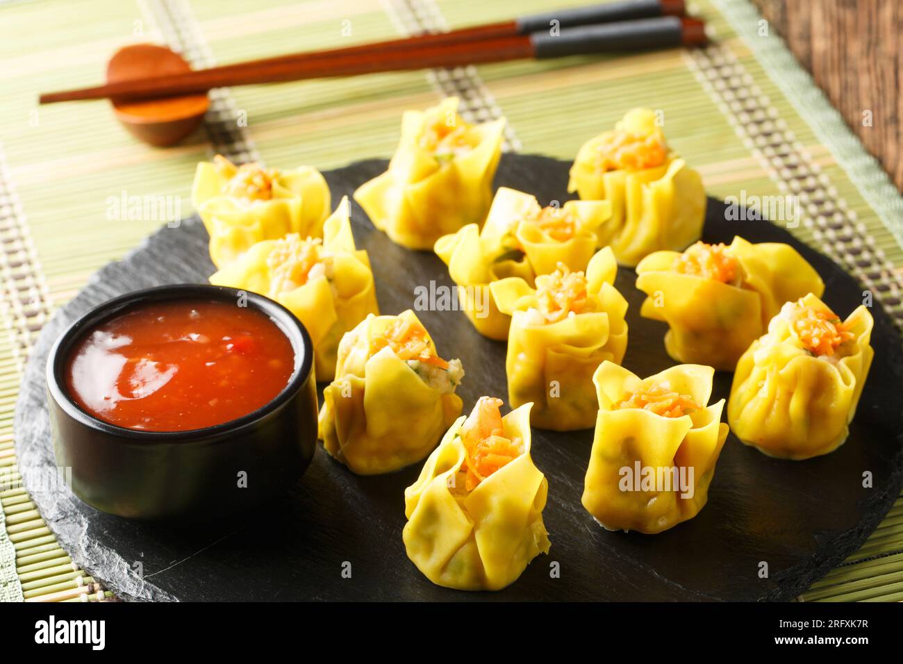 Nourriture cantonaise chinoise boulette de crevettes Shumai closeup sur la table. Horizontal Banque D'Images