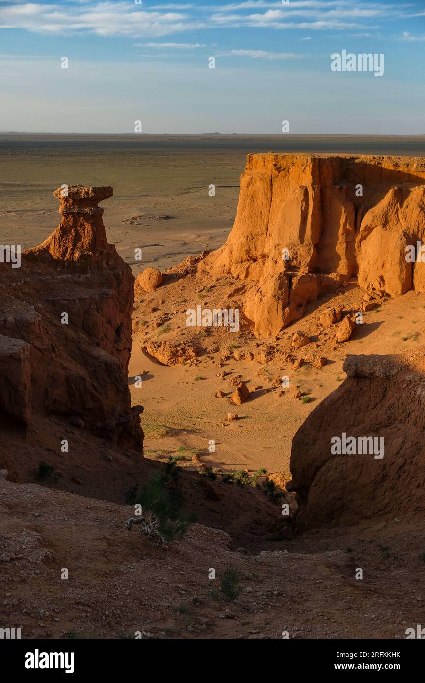 Les falaises flambantes aussi connues sous le nom de Bayanzag dans le désert de Gobi en Mongolie. Banque D'Images