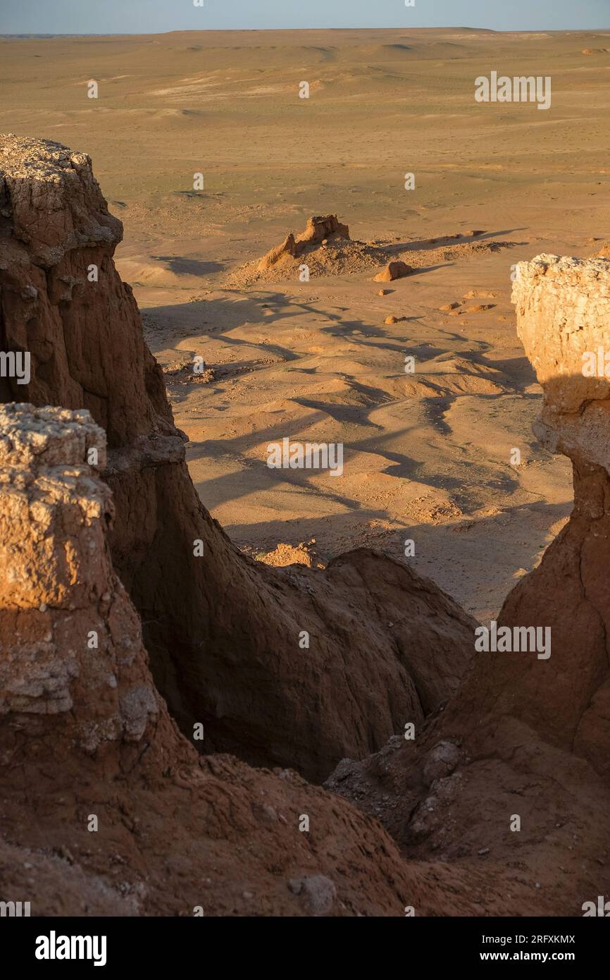 Les falaises flambantes aussi connues sous le nom de Bayanzag dans le désert de Gobi en Mongolie. Banque D'Images