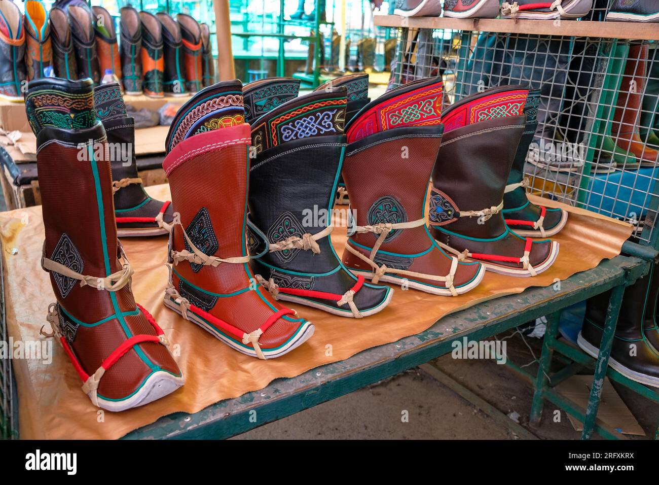 Oulan-Bator, Mongolie - 2 août 2023 : bottes traditionnelles au marché Narantuul, également connu sous le nom de marché noir, à Oulan-Bator, Mongolie. Banque D'Images